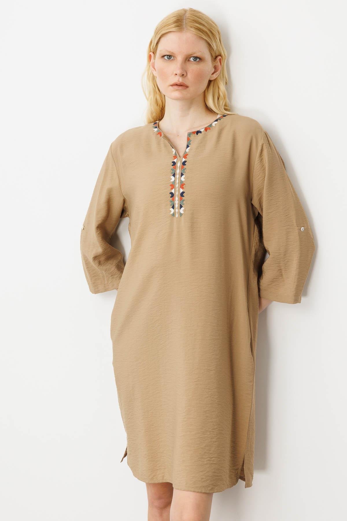 25880Kadın Etnik Desen Nakışlı Keten Elbise Vizon