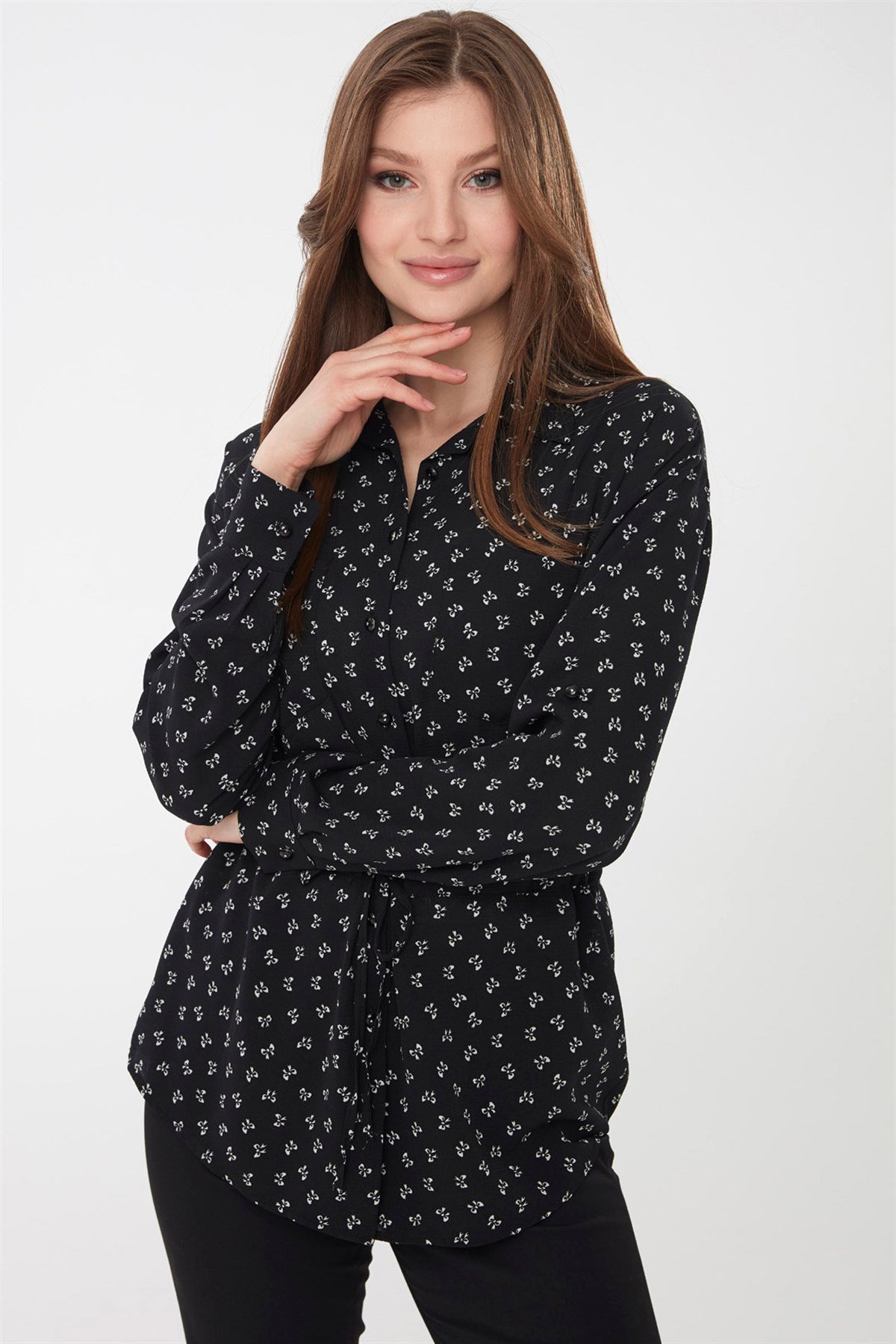 22801Kadın Fiyonk Desenli Cepli Gömlek Siyah