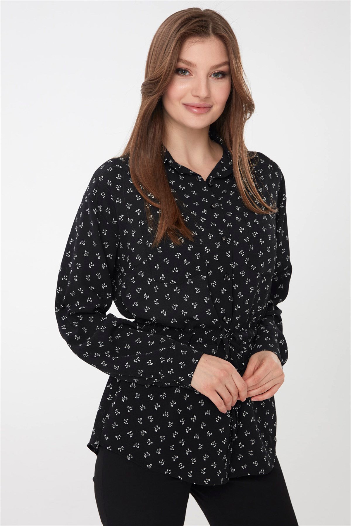 22801Kadın Fiyonk Desenli Cepli Gömlek Siyah