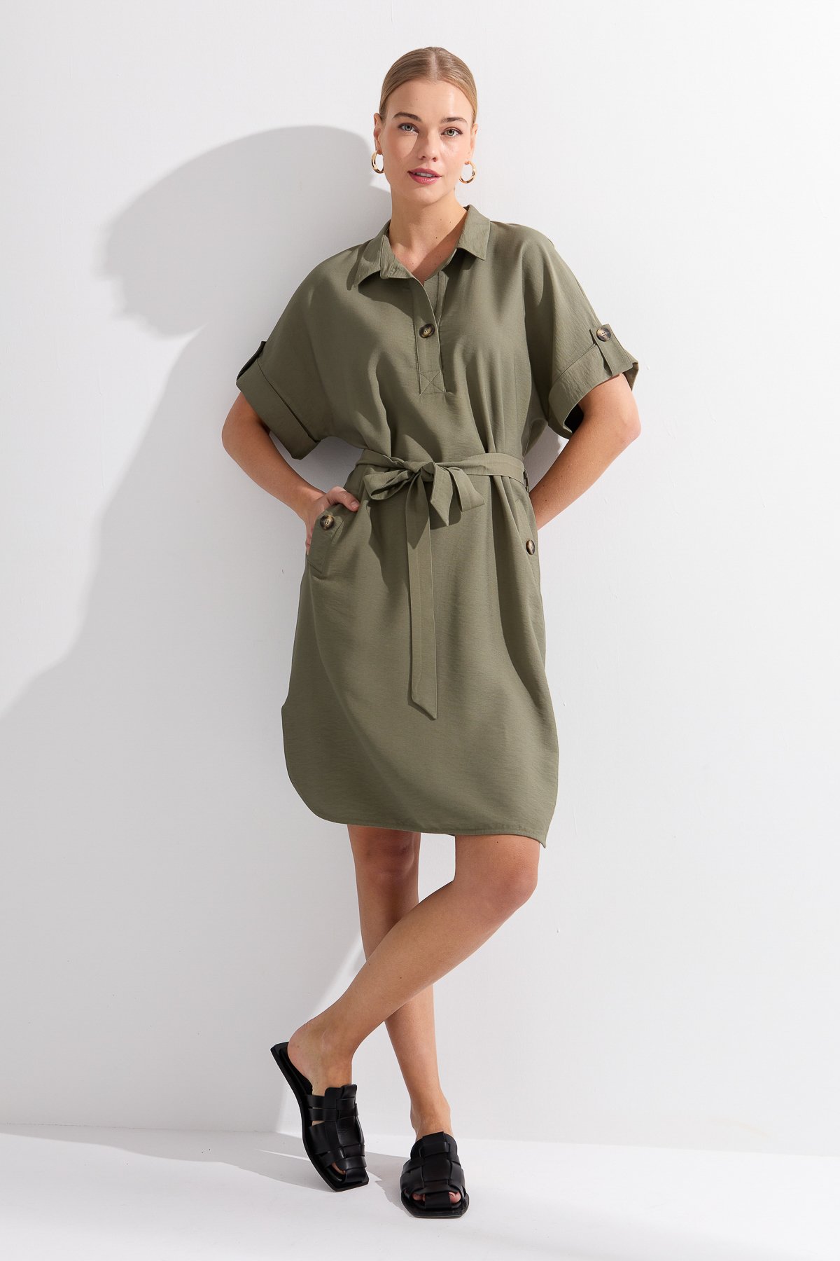 KMY24078Kadın Gömlek Yaka Yakası ve Cebi Düğmeli Elbise Haki