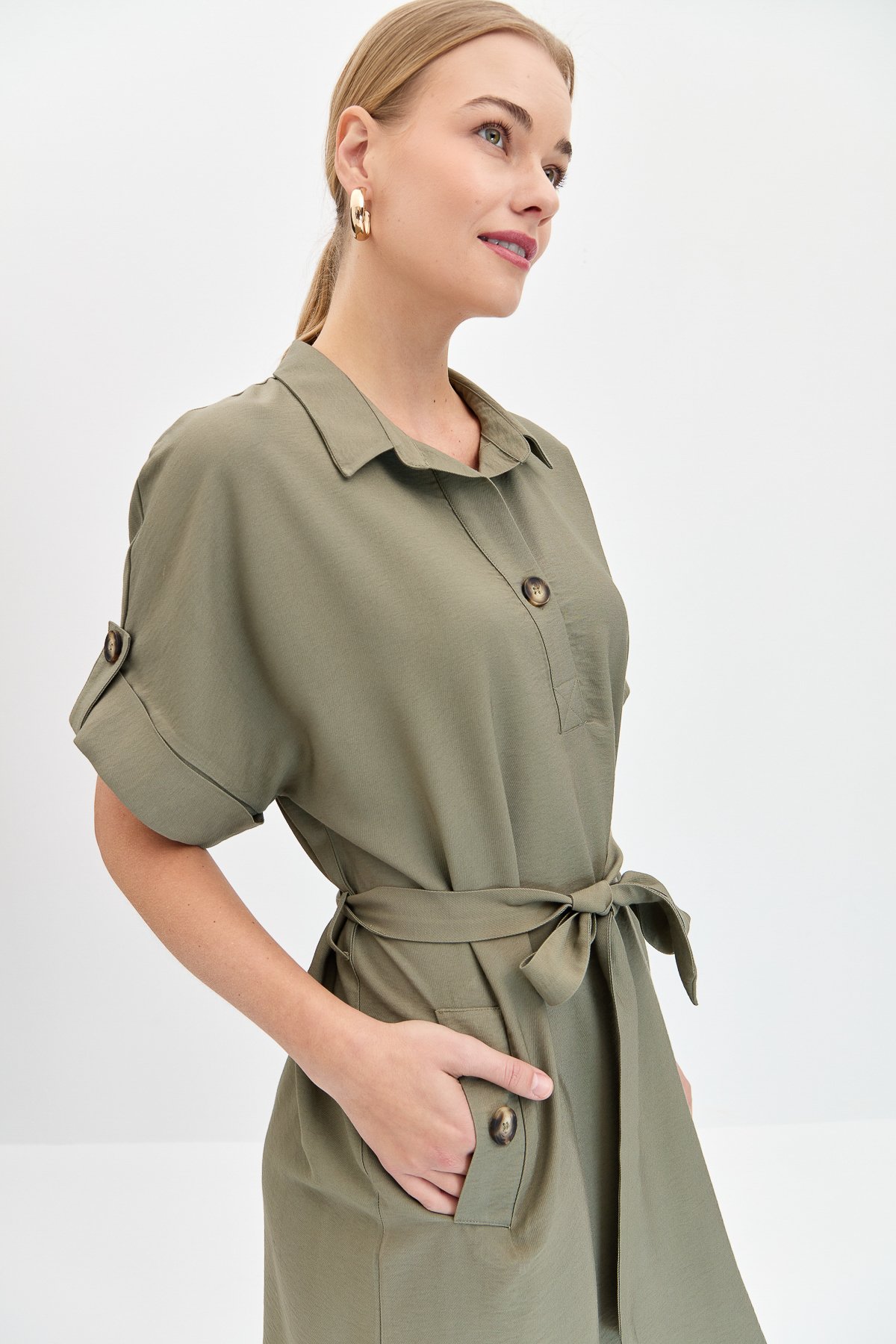 KMY24078Kadın Gömlek Yaka Yakası ve Cebi Düğmeli Elbise Haki