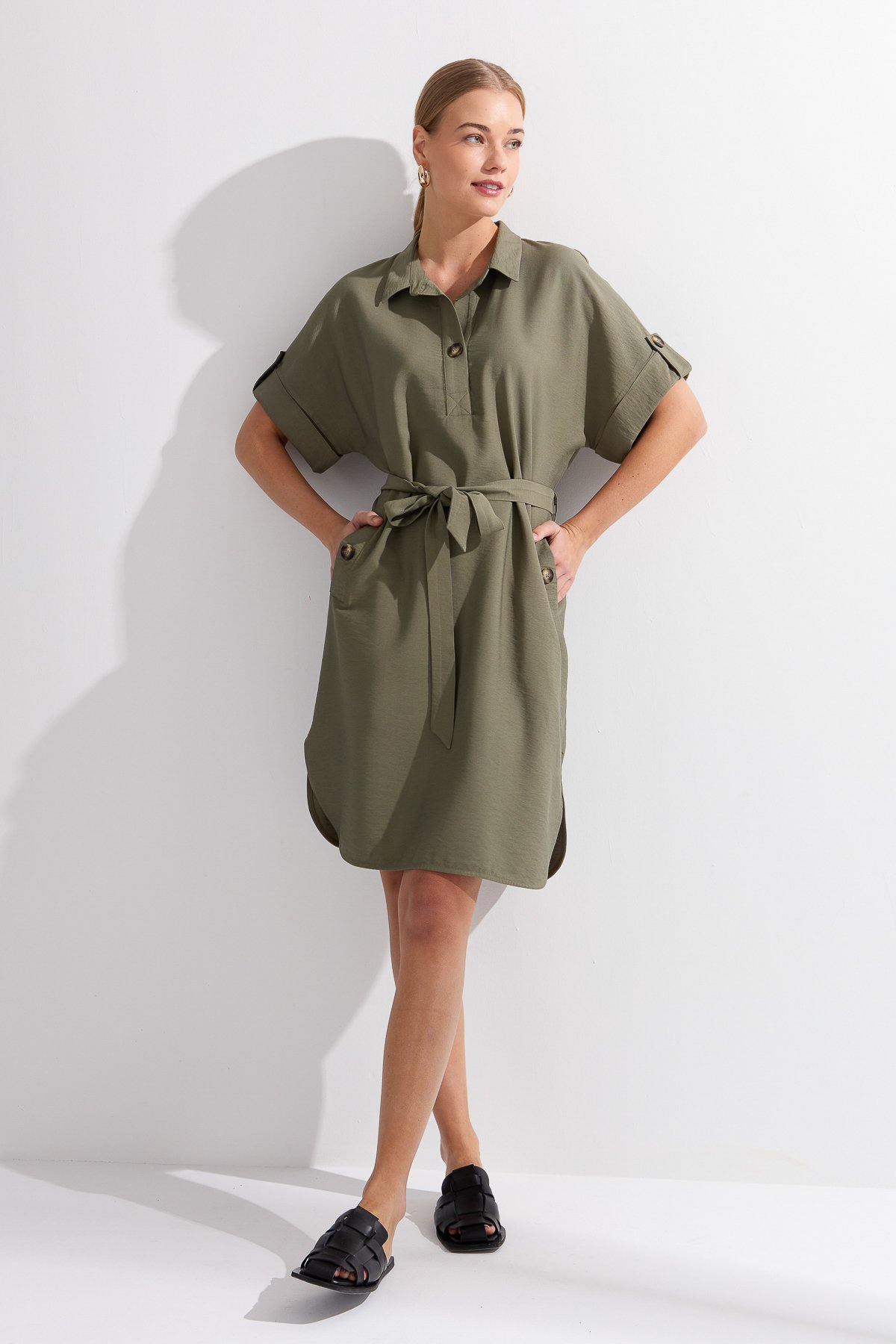 KMY24078Kadın Gömlek Yaka Yakası ve Cebi Düğmeli Elbise Haki