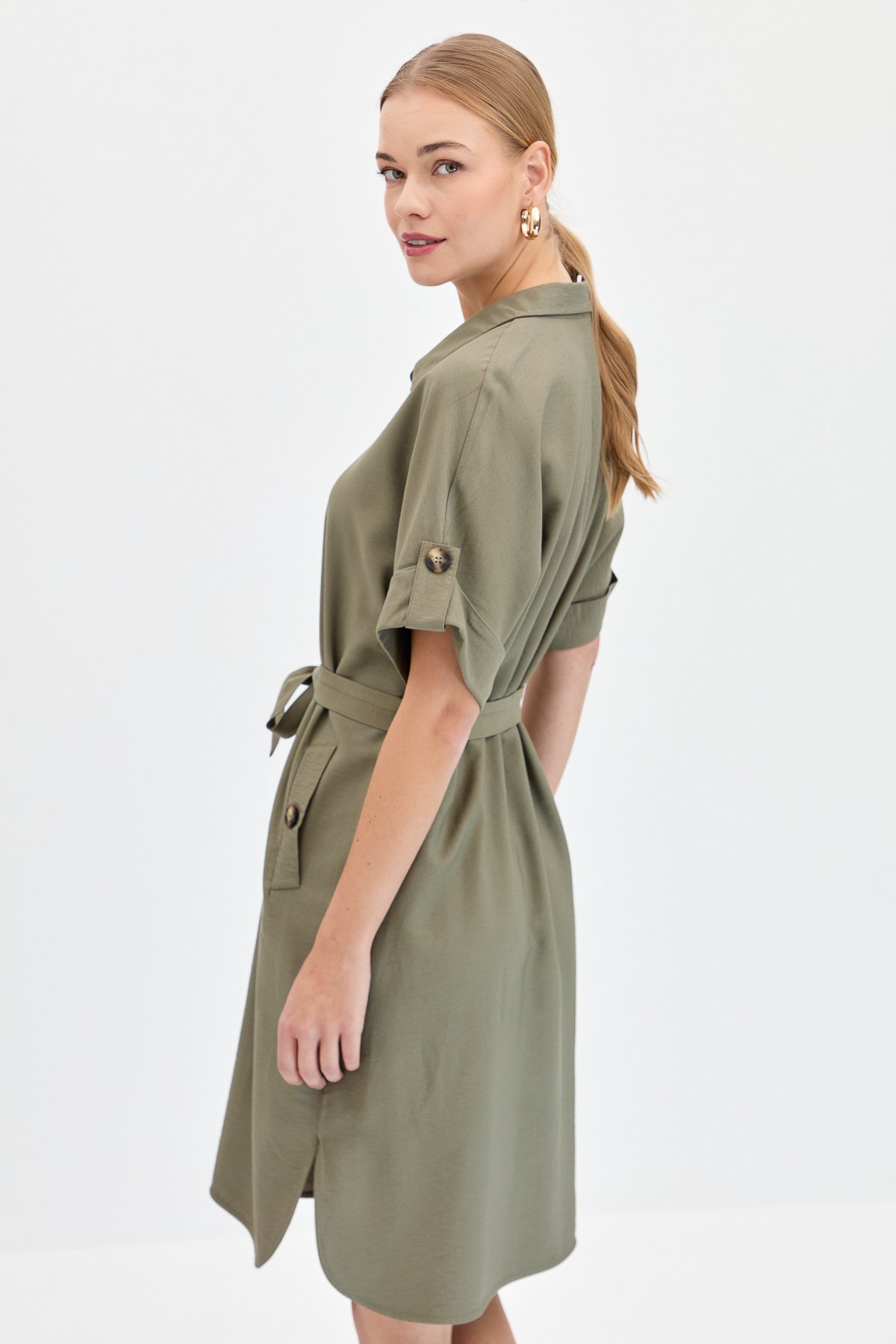 KMY24078Kadın Gömlek Yaka Yakası ve Cebi Düğmeli Elbise Haki