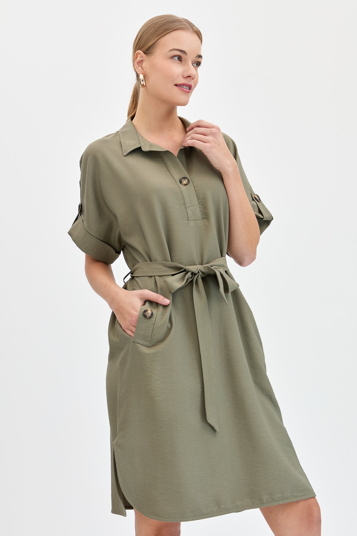 KMY24078Kadın Gömlek Yaka Yakası ve Cebi Düğmeli Elbise Haki