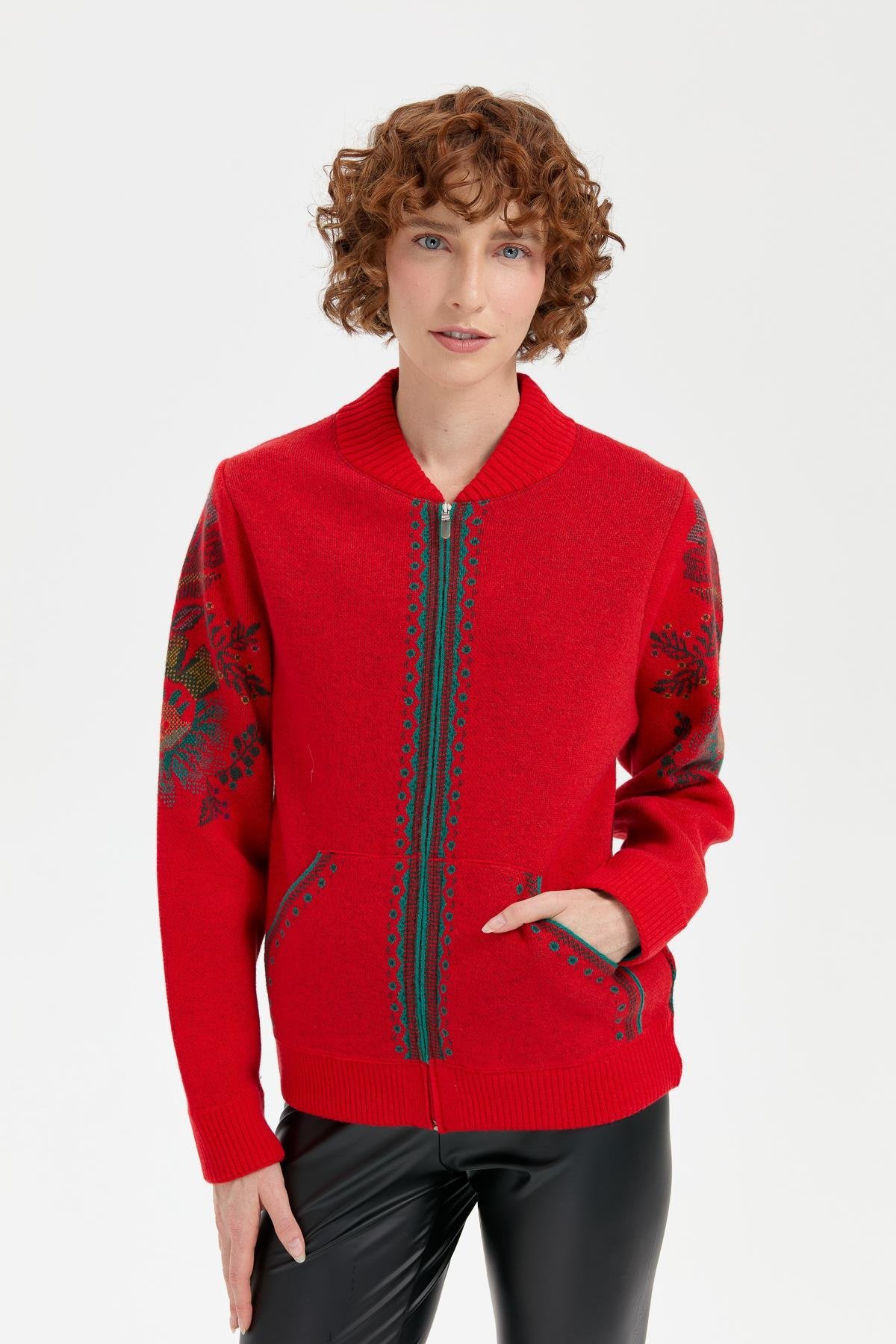 24049Kadın Hakim Yaka Arkası ve Kolu Çiçek Desenli Yün Ceket Mercan