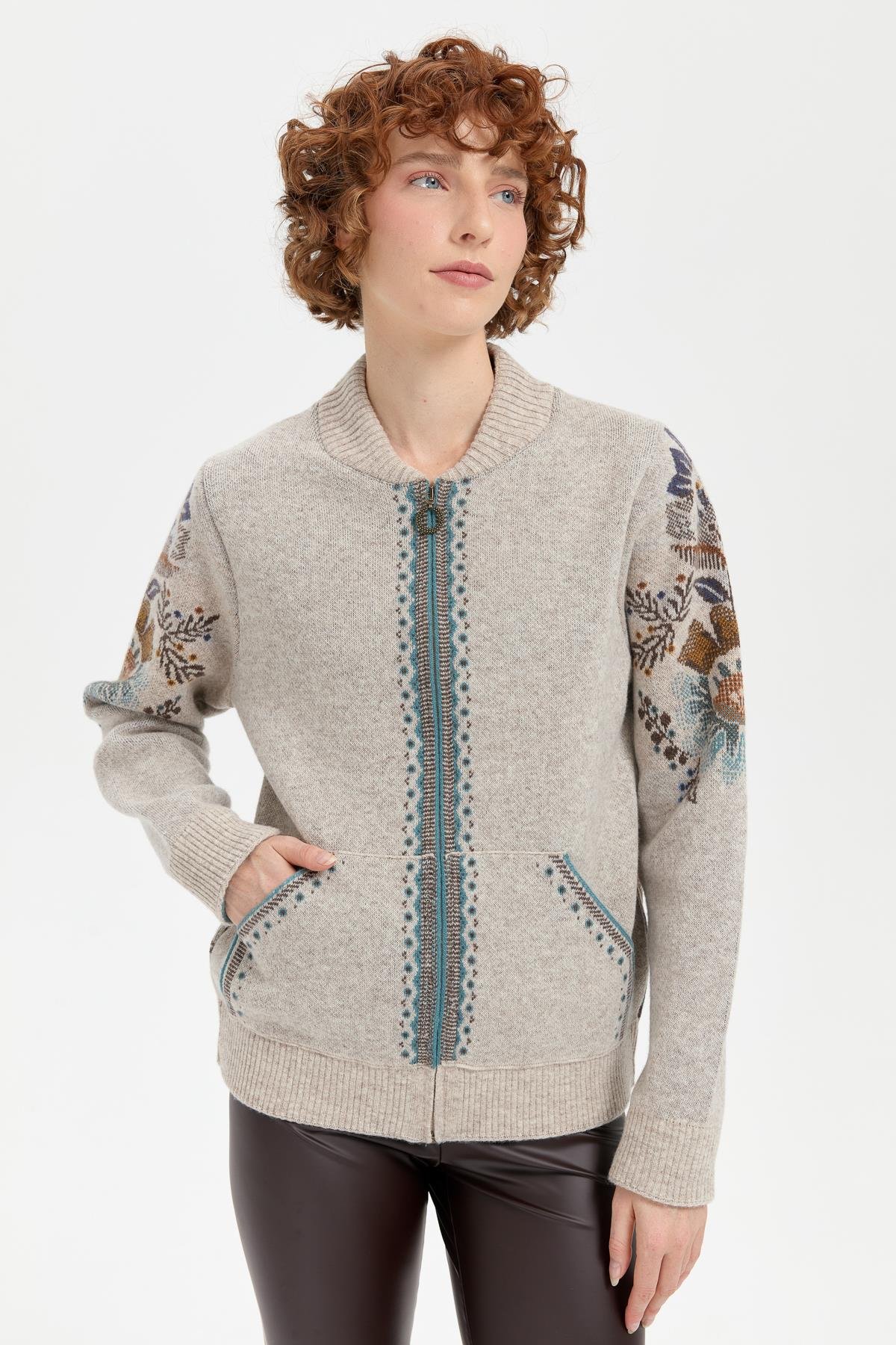 24049Kadın Hakim Yaka Arkası ve Kolu Çiçek Desenli Yün Ceket V.Bej