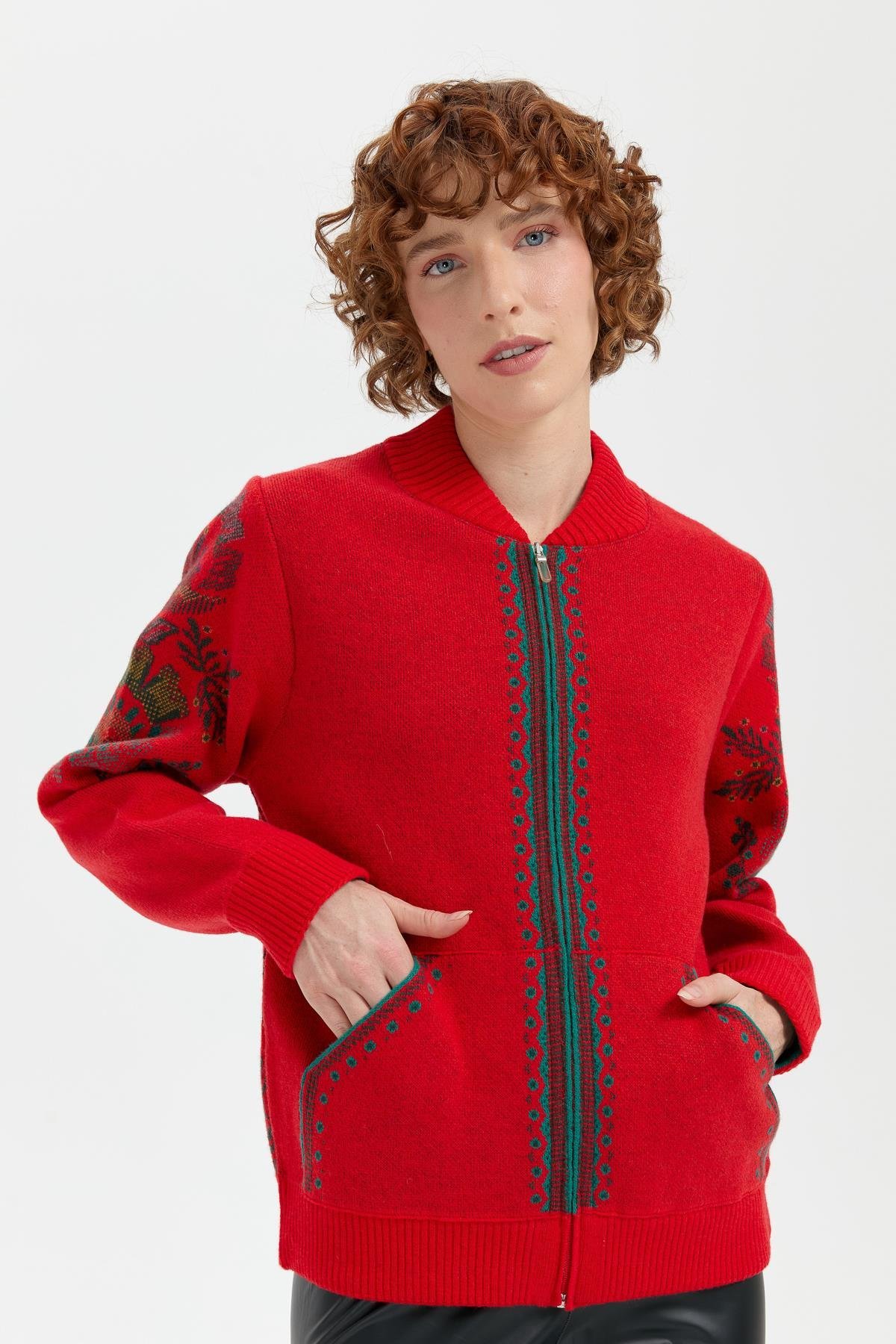 24049Kadın Hakim Yaka Arkası ve Kolu Çiçek Desenli Yün Ceket Mercan