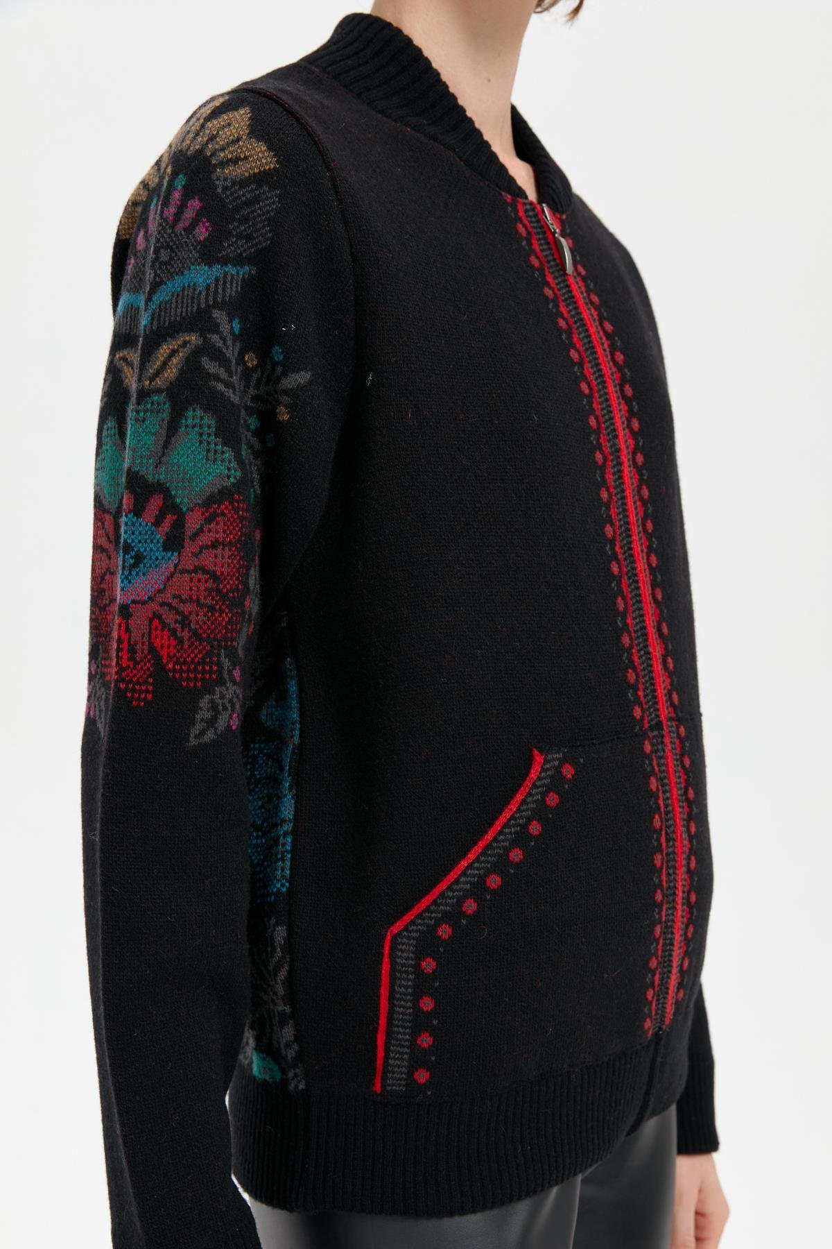 24049Kadın Hakim Yaka Arkası ve Kolu Çiçek Desenli Yün Ceket Siyah