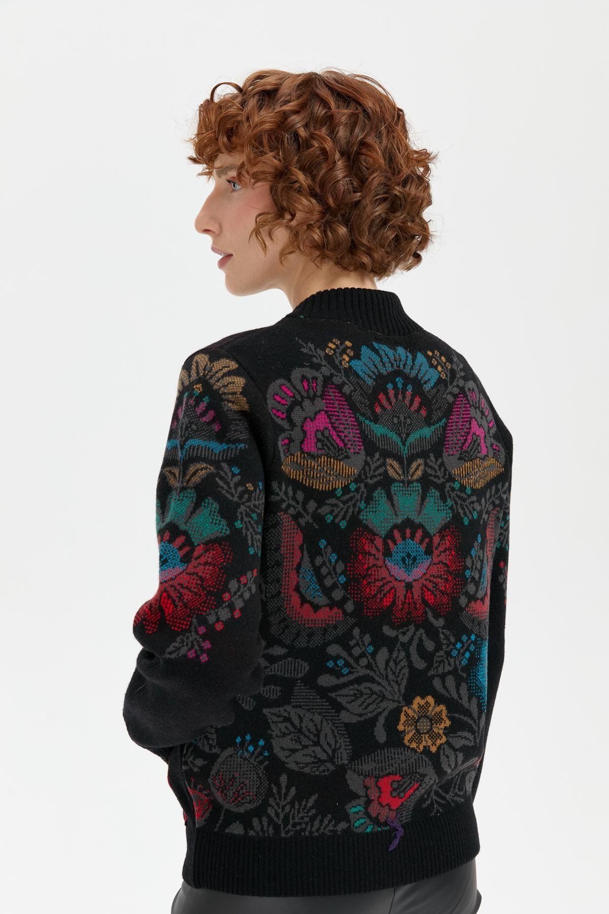 24049Kadın Hakim Yaka Arkası ve Kolu Çiçek Desenli Yün Ceket Siyah