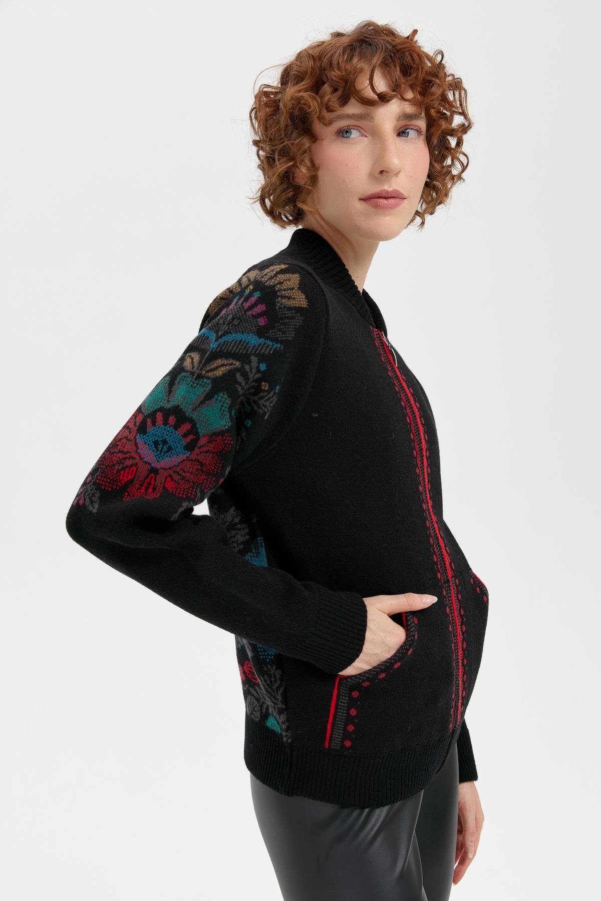 24049Kadın Hakim Yaka Arkası ve Kolu Çiçek Desenli Yün Ceket Siyah