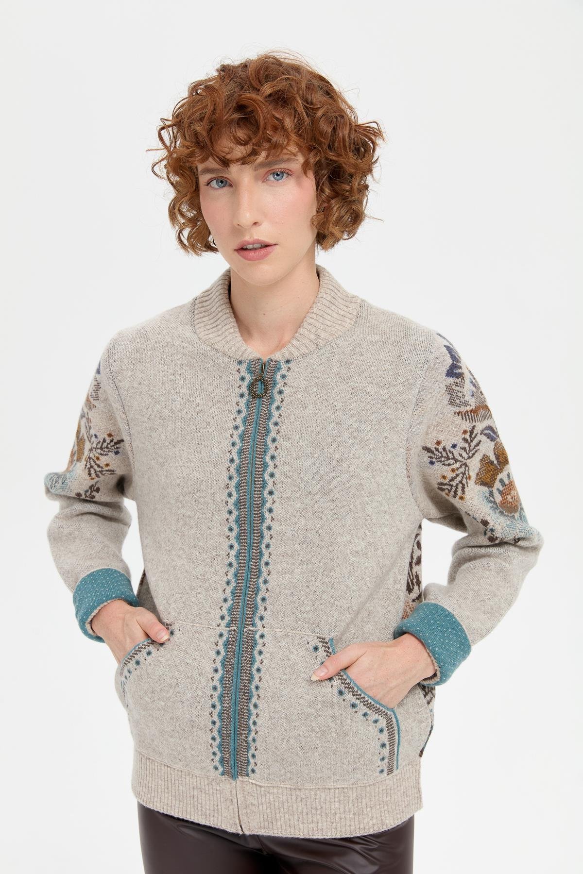 24049Kadın Hakim Yaka Arkası ve Kolu Çiçek Desenli Yün Ceket V.Bej