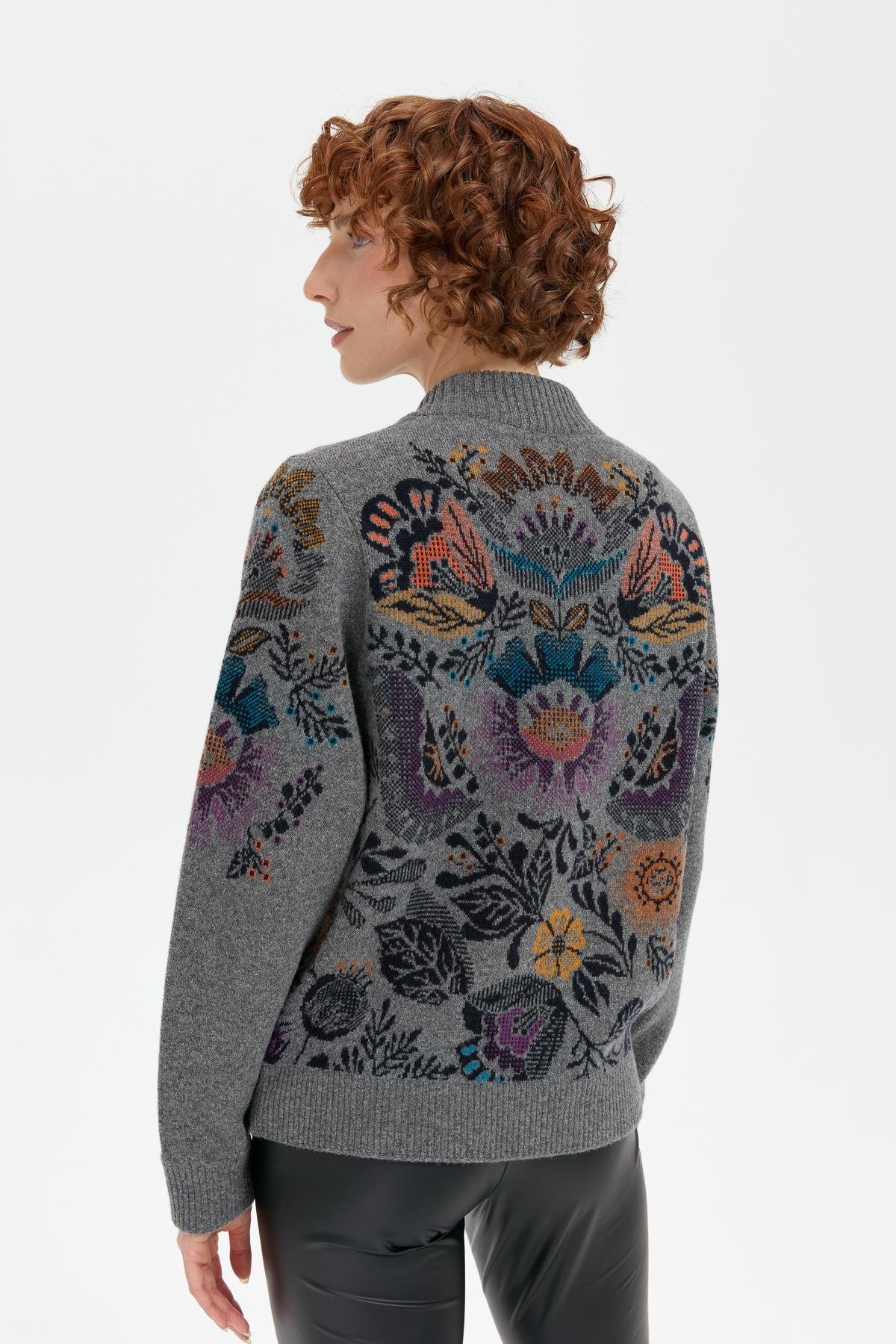 24049Kadın Hakim Yaka Arkası ve Kolu Çiçek Desenli Yün Ceket Füme