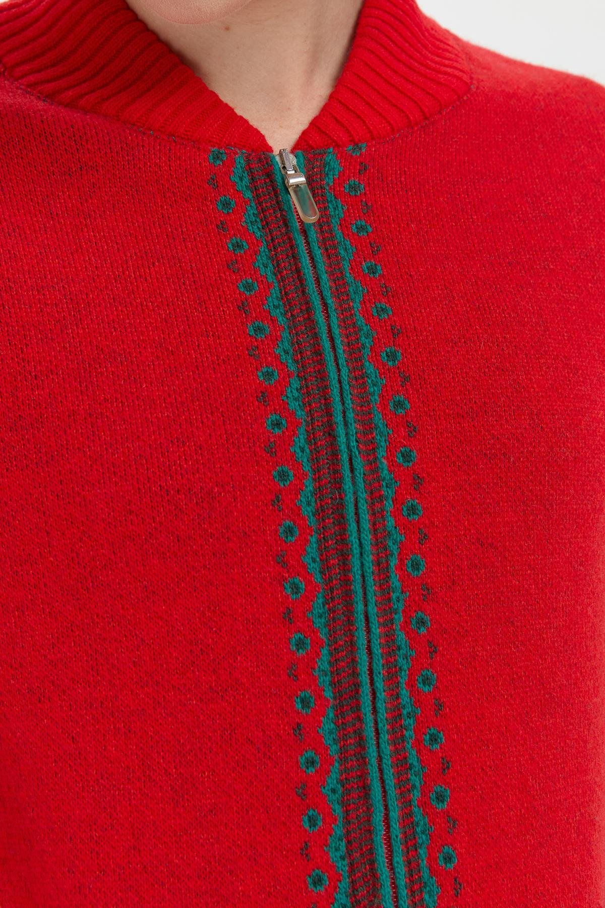 24049Kadın Hakim Yaka Arkası ve Kolu Çiçek Desenli Yün Ceket Mercan