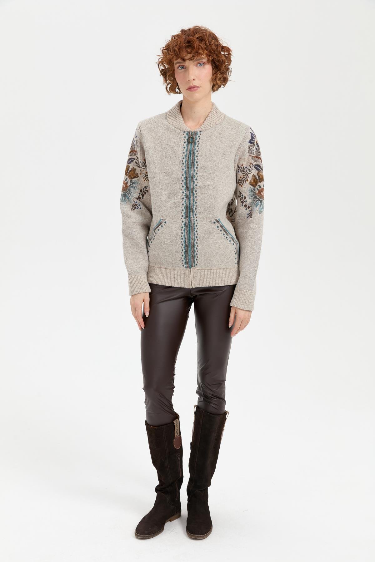 24049Kadın Hakim Yaka Arkası ve Kolu Çiçek Desenli Yün Ceket V.Bej