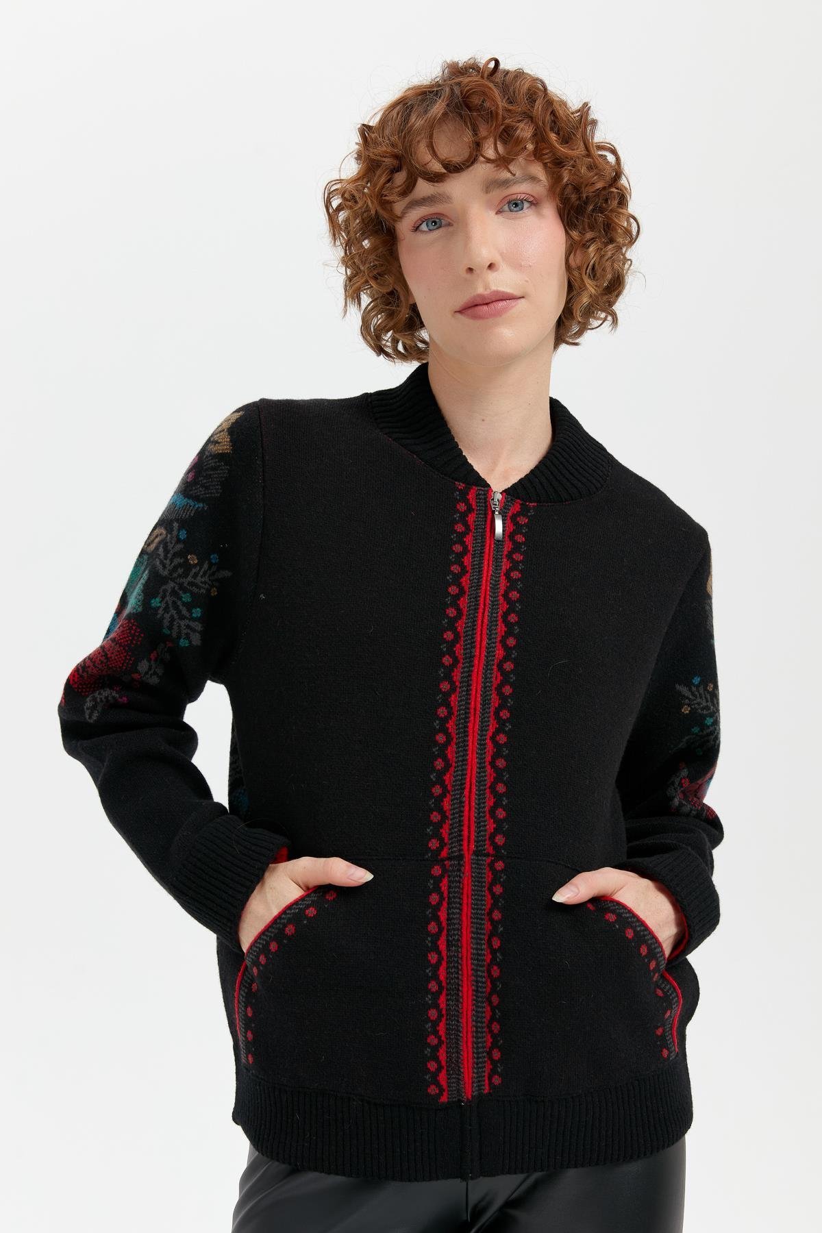 24049Kadın Hakim Yaka Arkası ve Kolu Çiçek Desenli Yün Ceket Siyah