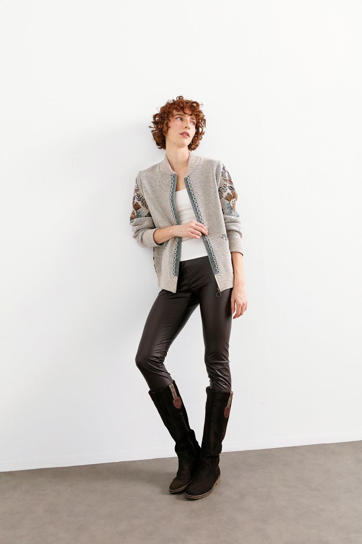 24049Kadın Hakim Yaka Arkası ve Kolu Çiçek Desenli Yün Ceket V.Bej