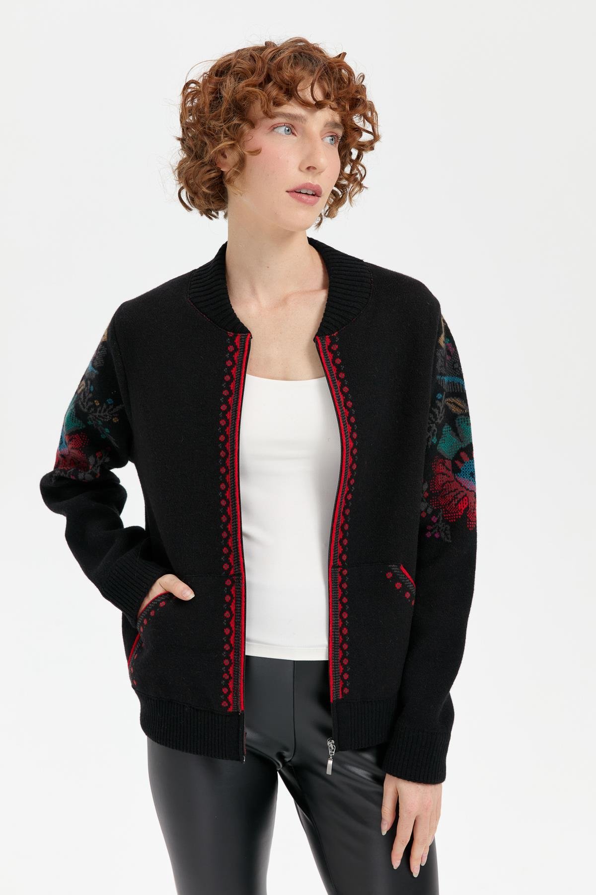 24049Kadın Hakim Yaka Arkası ve Kolu Çiçek Desenli Yün Ceket Siyah