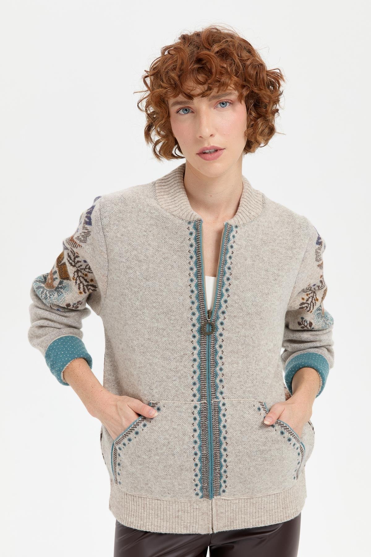 24049Kadın Hakim Yaka Arkası ve Kolu Çiçek Desenli Yün Ceket V.Bej