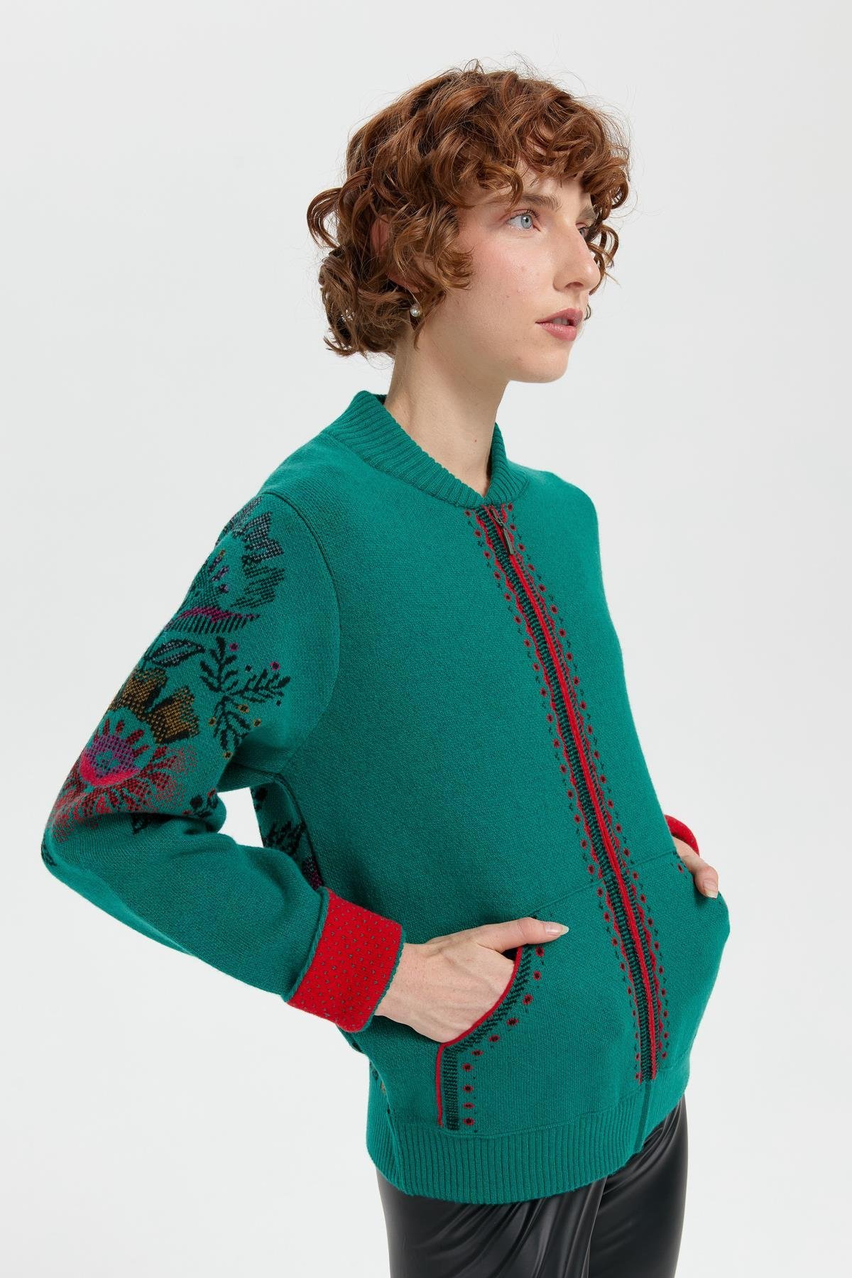 24049Kadın Hakim Yaka Arkası ve Kolu Çiçek Desenli Yün Ceket A.Ö.Başı