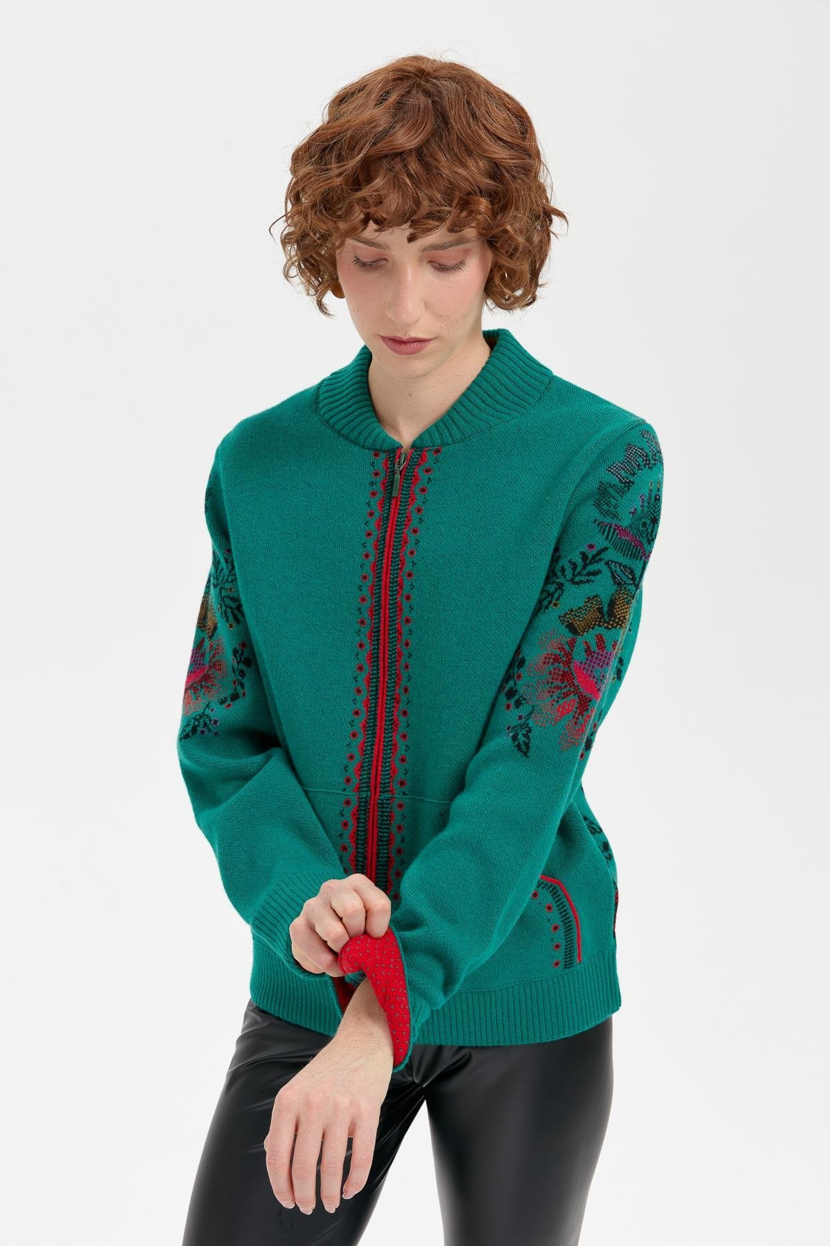 24049Kadın Hakim Yaka Arkası ve Kolu Çiçek Desenli Yün Ceket A.Ö.Başı