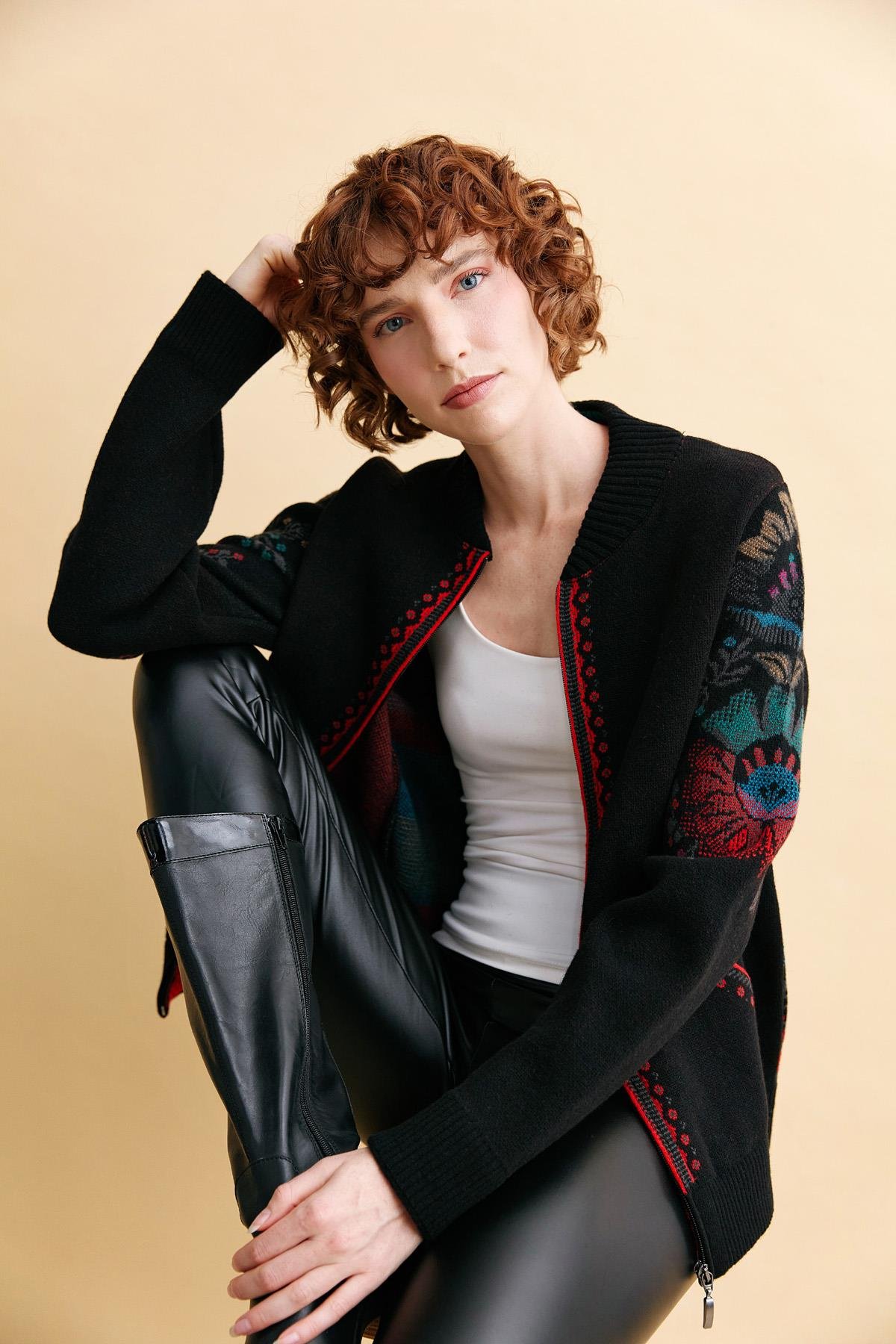 24049Kadın Hakim Yaka Arkası ve Kolu Çiçek Desenli Yün Ceket Siyah