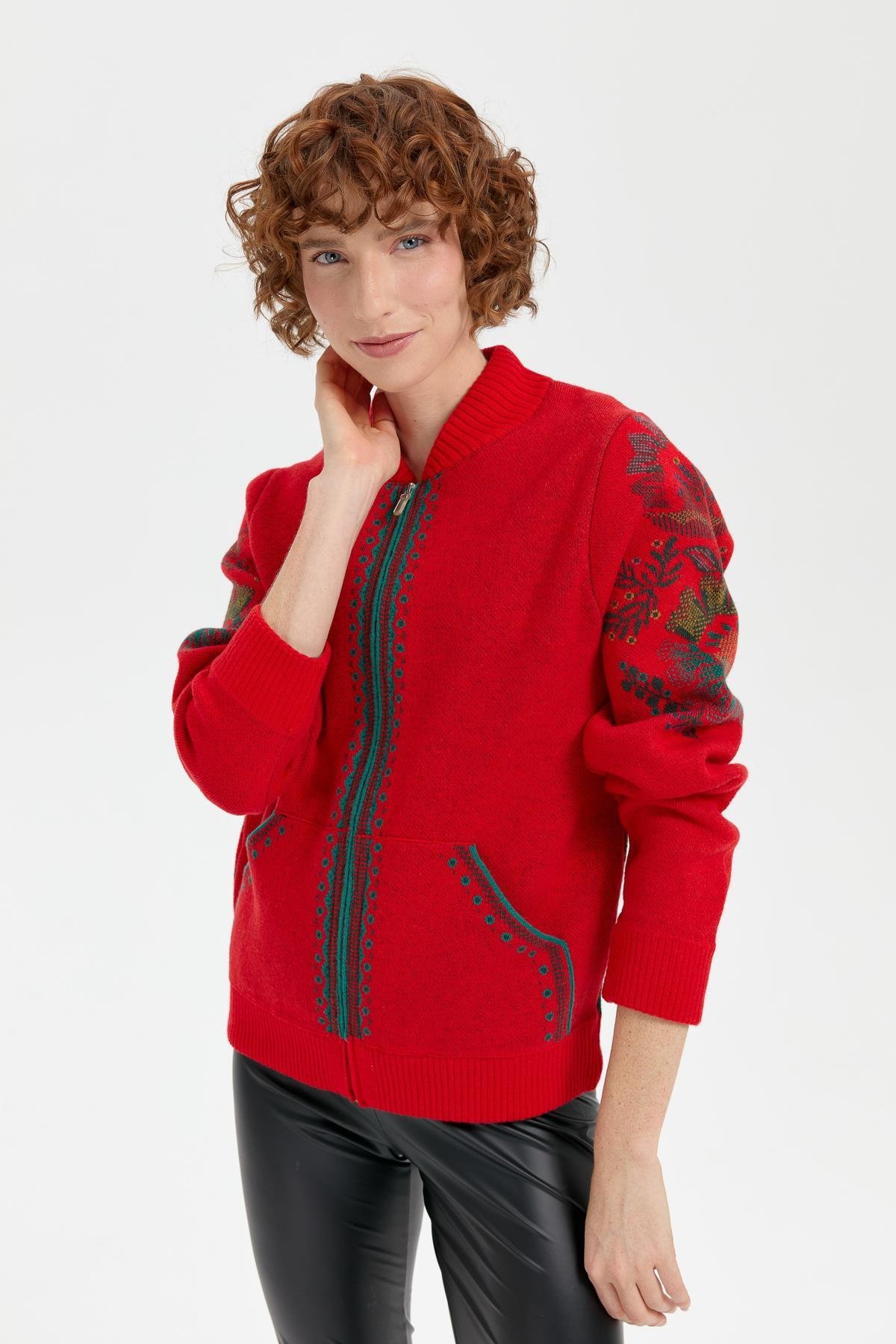 24049Kadın Hakim Yaka Arkası ve Kolu Çiçek Desenli Yün Ceket Mercan