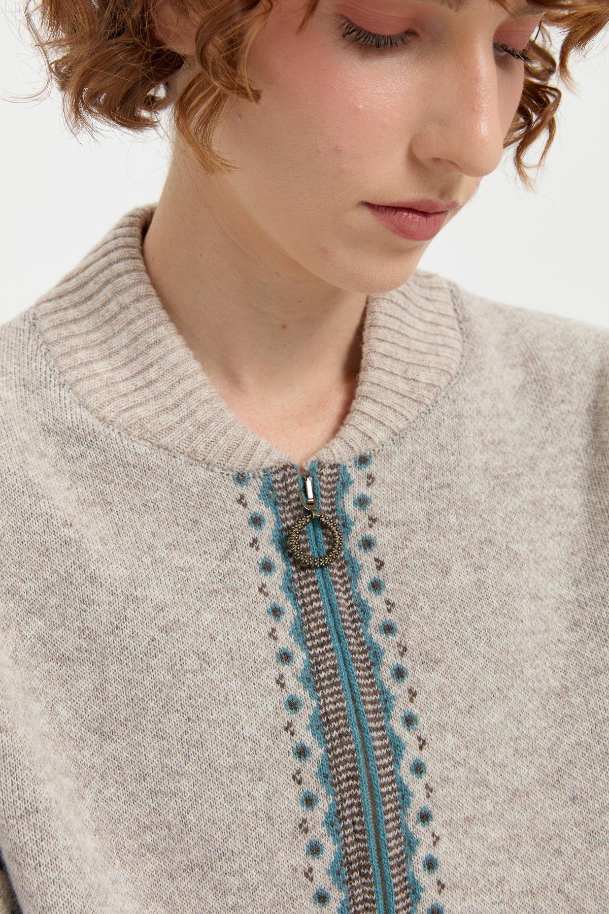 24049Kadın Hakim Yaka Arkası ve Kolu Çiçek Desenli Yün Ceket V.Bej