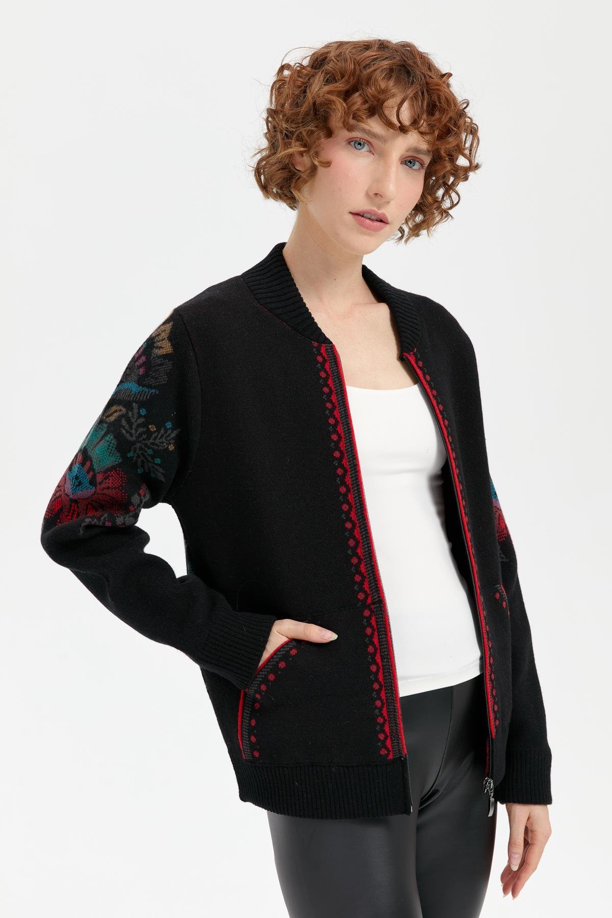 24049Kadın Hakim Yaka Arkası ve Kolu Çiçek Desenli Yün Ceket Siyah