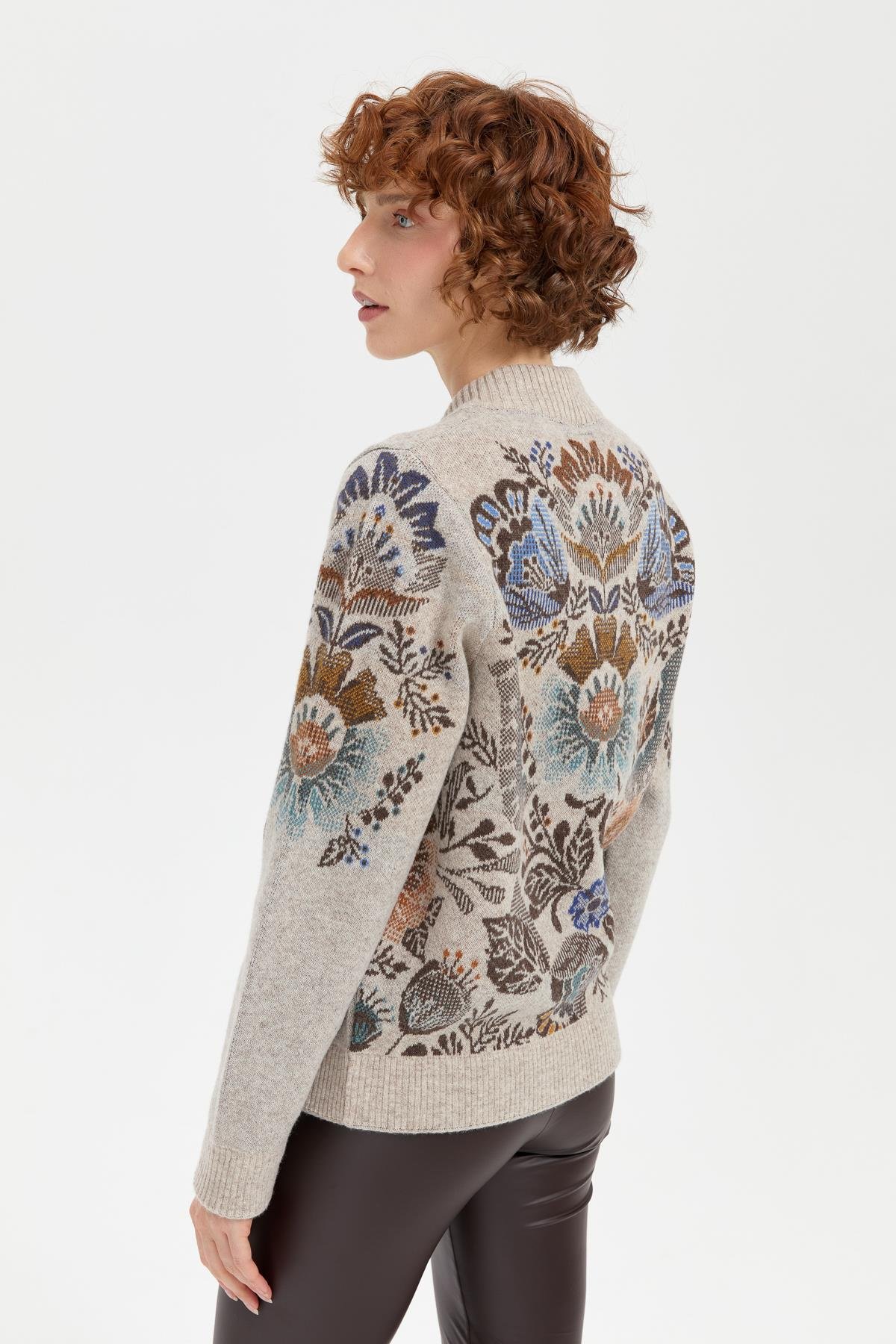 24049Kadın Hakim Yaka Arkası ve Kolu Çiçek Desenli Yün Ceket V.Bej