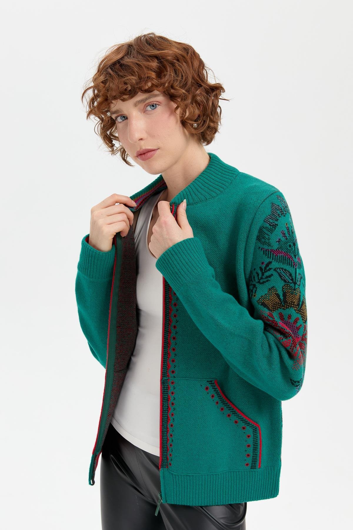 24049Kadın Hakim Yaka Arkası ve Kolu Çiçek Desenli Yün Ceket A.Ö.Başı