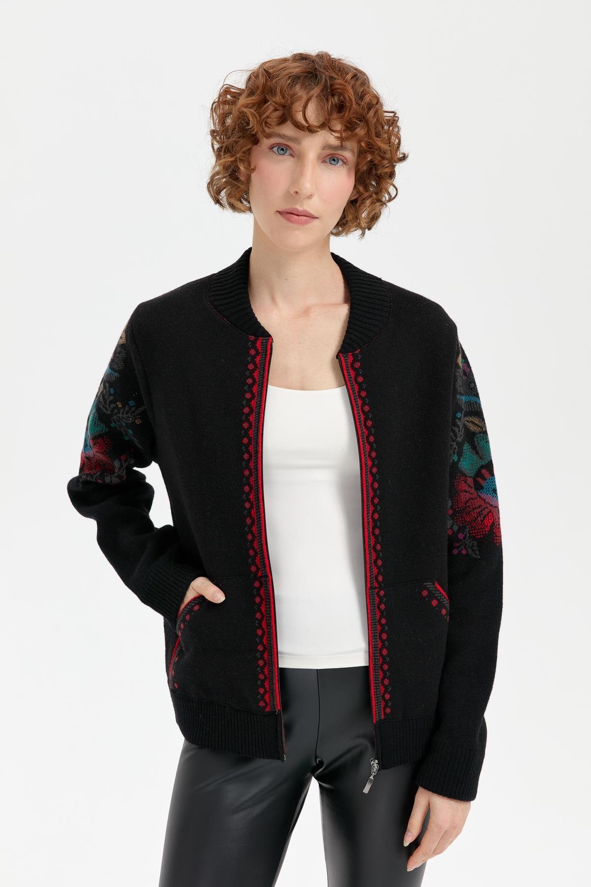 24049Kadın Hakim Yaka Arkası ve Kolu Çiçek Desenli Yün Ceket Siyah