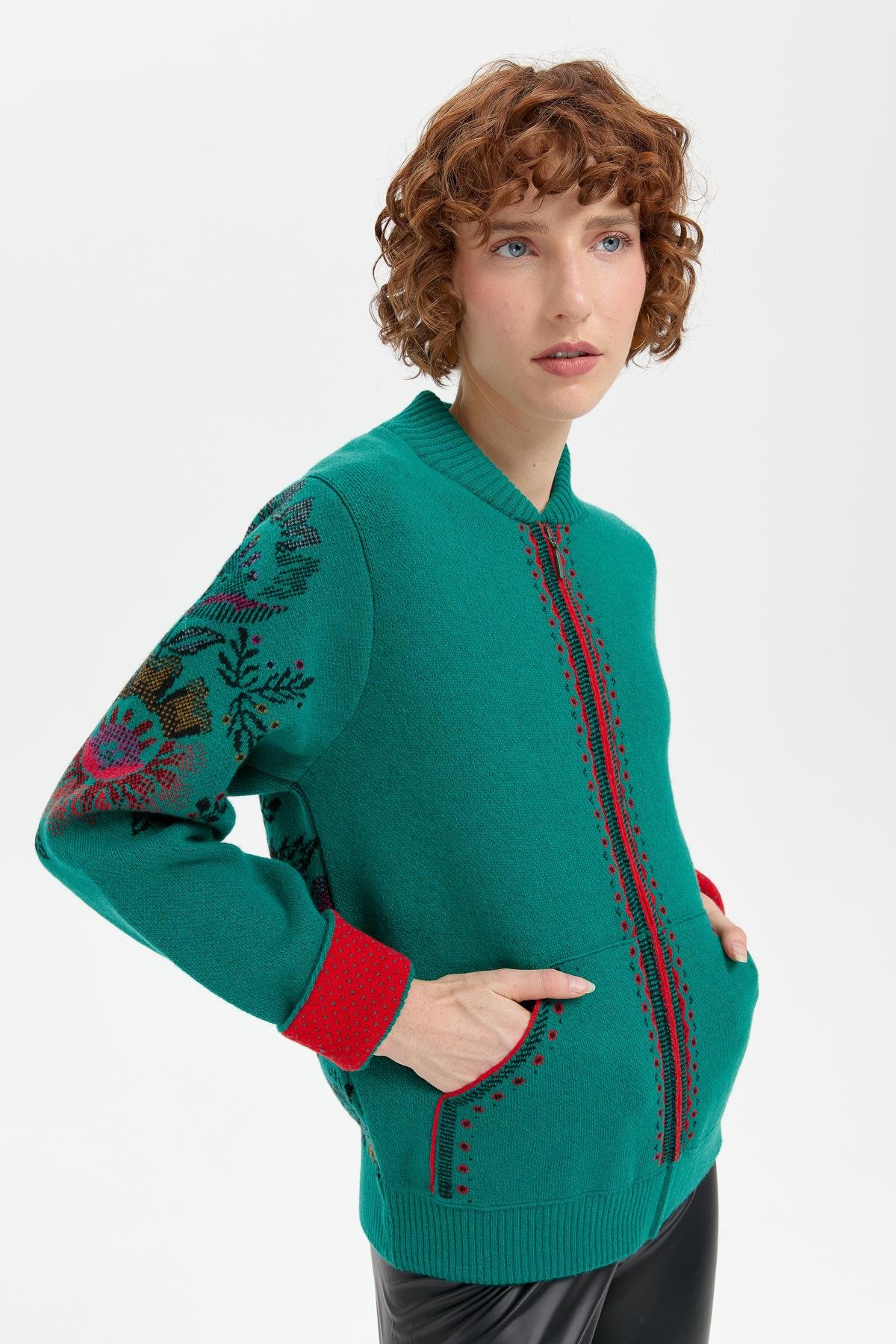 24049Kadın Hakim Yaka Arkası ve Kolu Çiçek Desenli Yün Ceket A.Ö.Başı