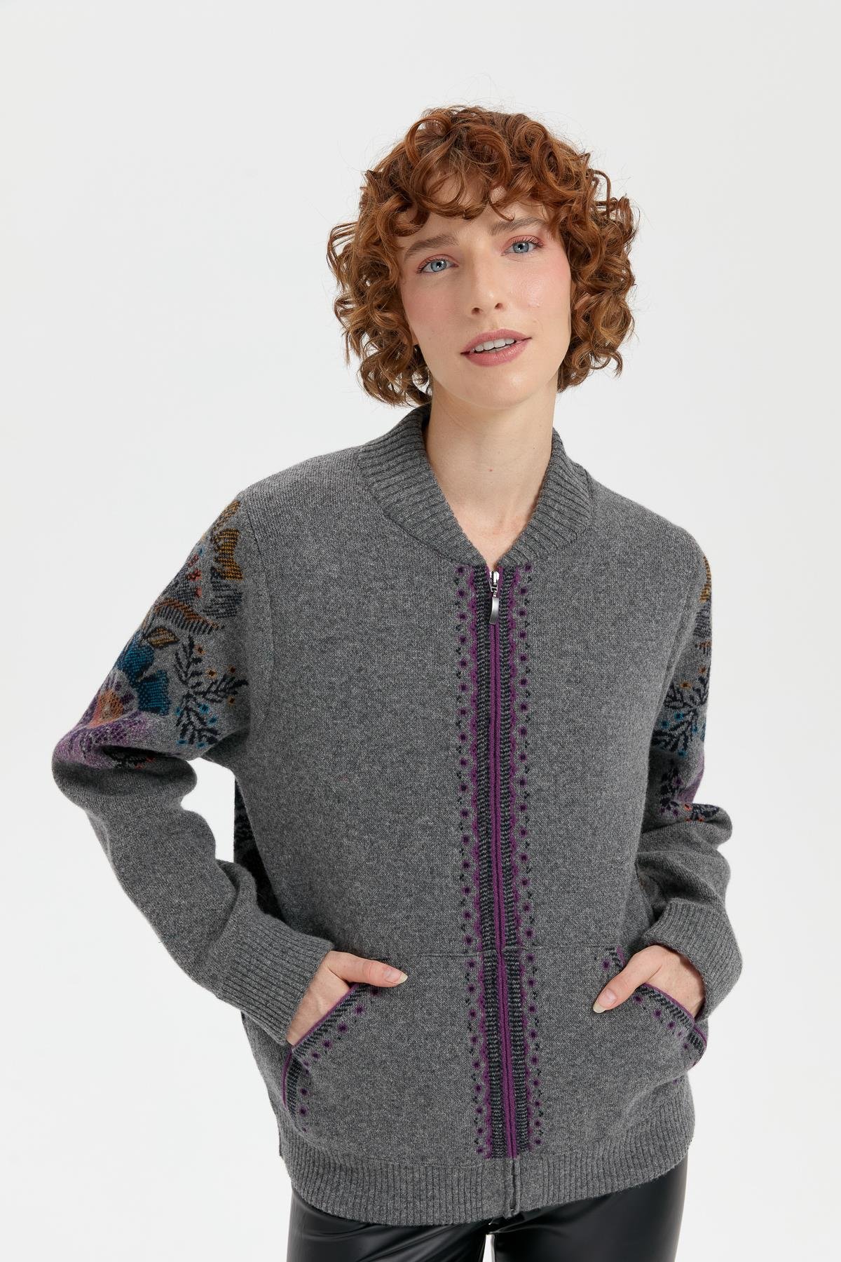 24049Kadın Hakim Yaka Arkası ve Kolu Çiçek Desenli Yün Ceket Füme