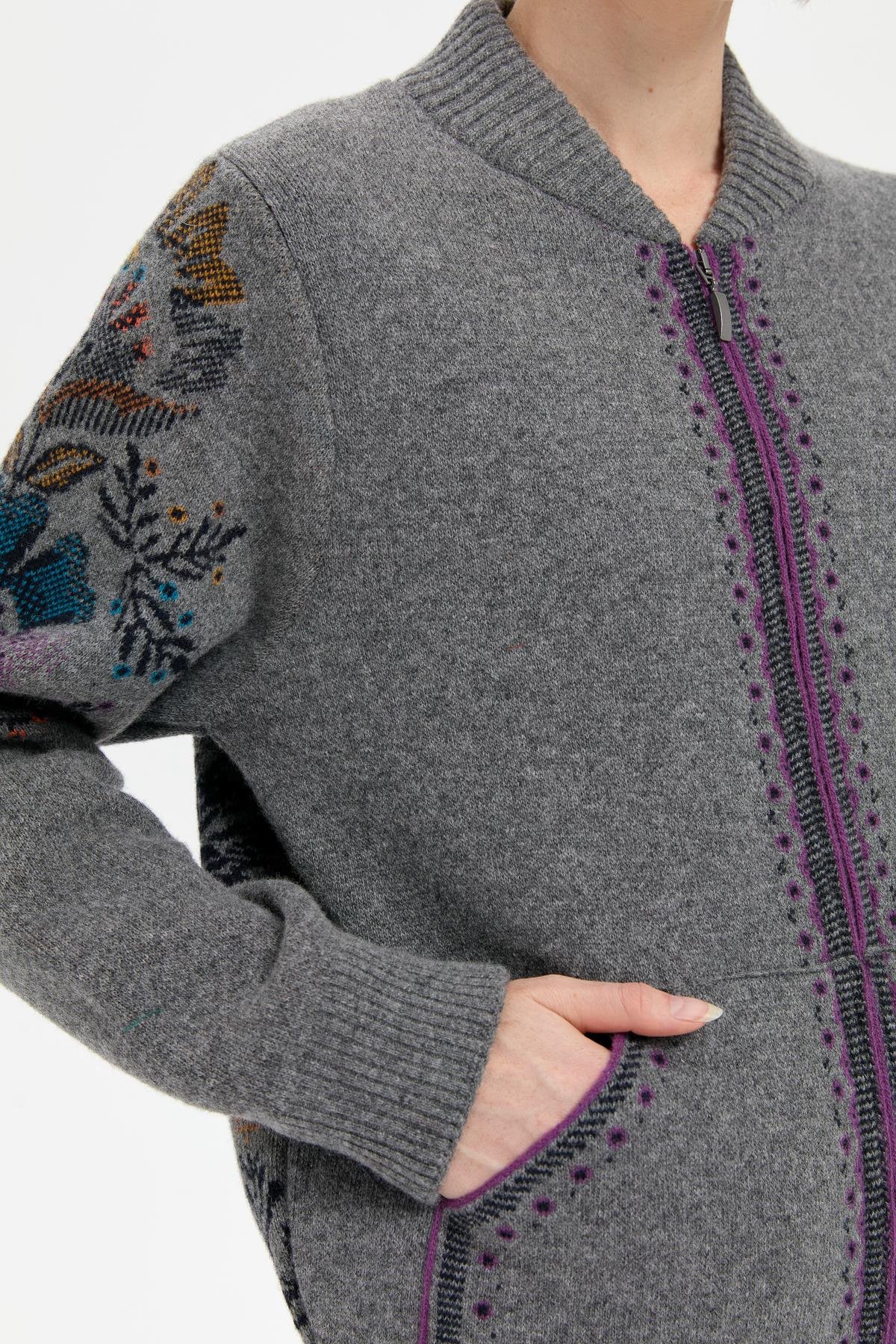 24049Kadın Hakim Yaka Arkası ve Kolu Çiçek Desenli Yün Ceket Füme