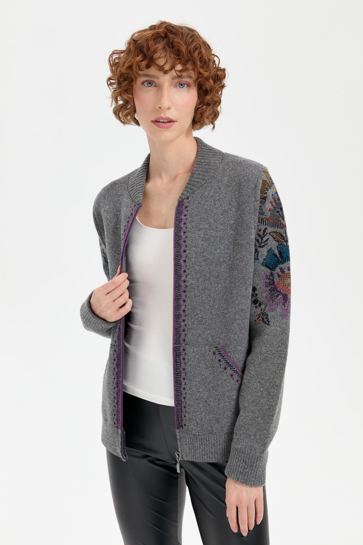 24049Kadın Hakim Yaka Arkası ve Kolu Çiçek Desenli Yün Ceket Füme