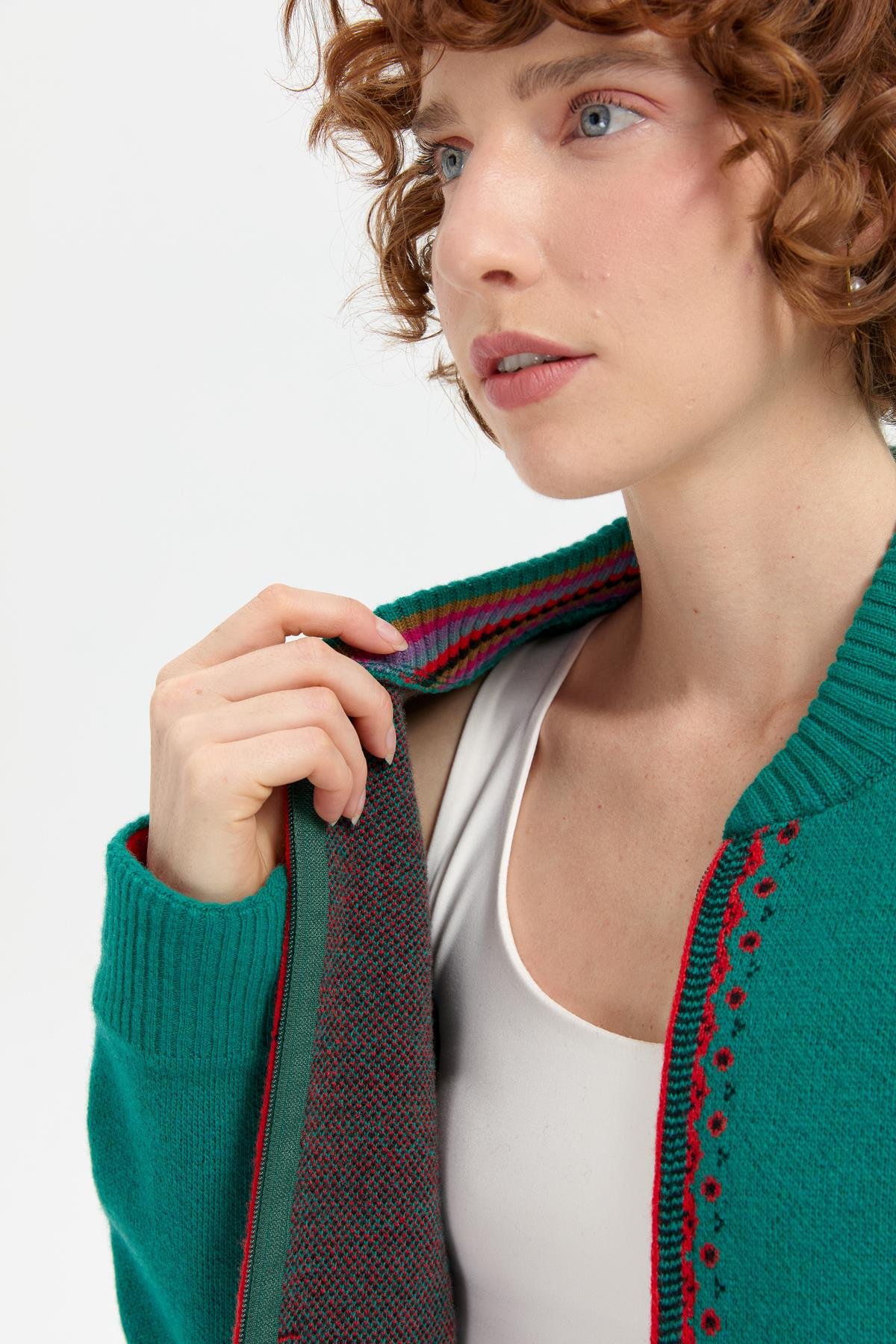 24049Kadın Hakim Yaka Arkası ve Kolu Çiçek Desenli Yün Ceket A.Ö.Başı