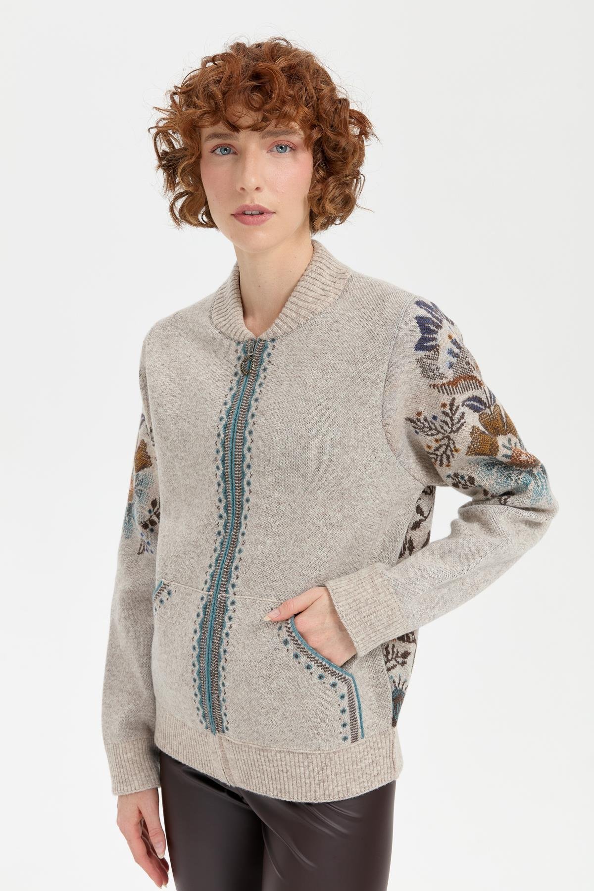 24049Kadın Hakim Yaka Arkası ve Kolu Çiçek Desenli Yün Ceket V.Bej