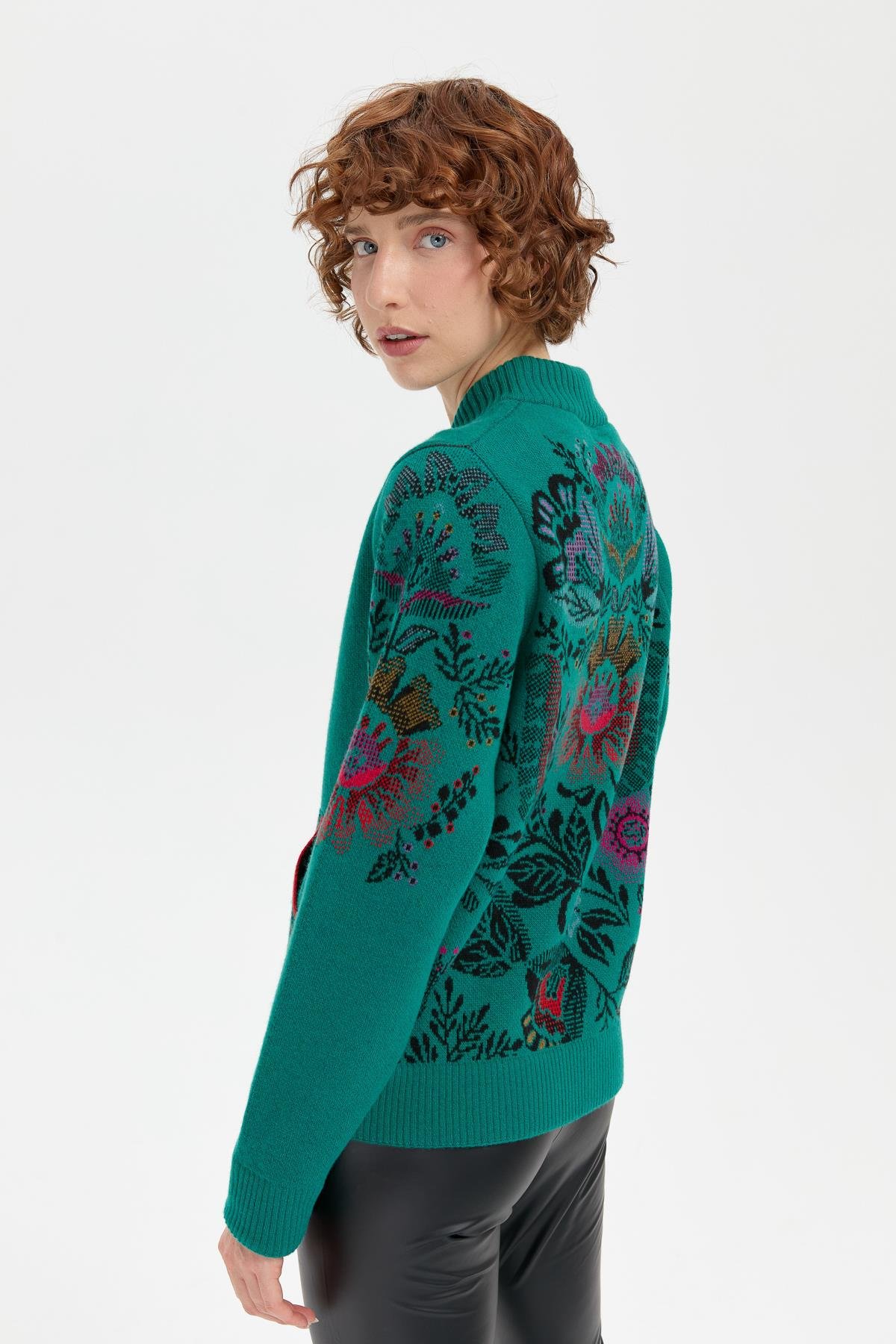 24049Kadın Hakim Yaka Arkası ve Kolu Çiçek Desenli Yün Ceket A.Ö.Başı