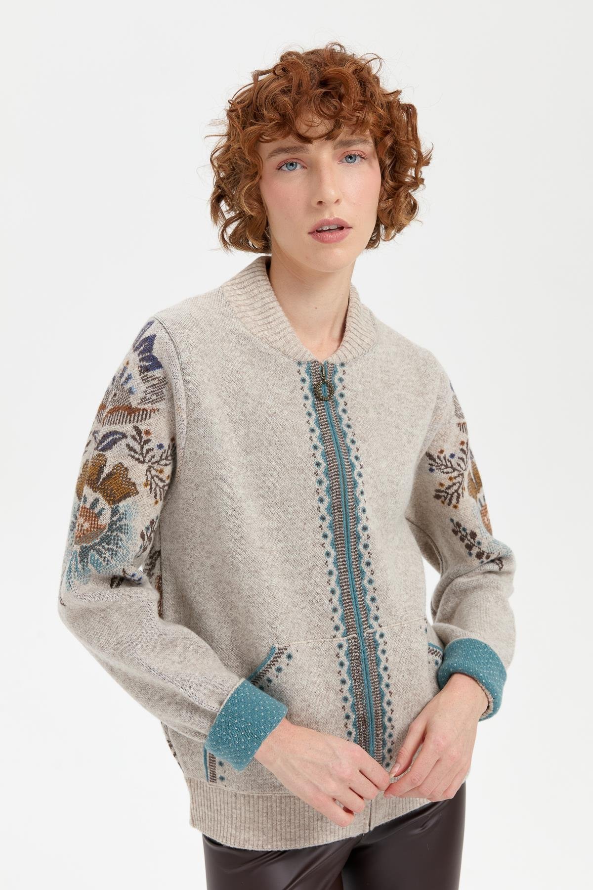 24049Kadın Hakim Yaka Arkası ve Kolu Çiçek Desenli Yün Ceket V.Bej