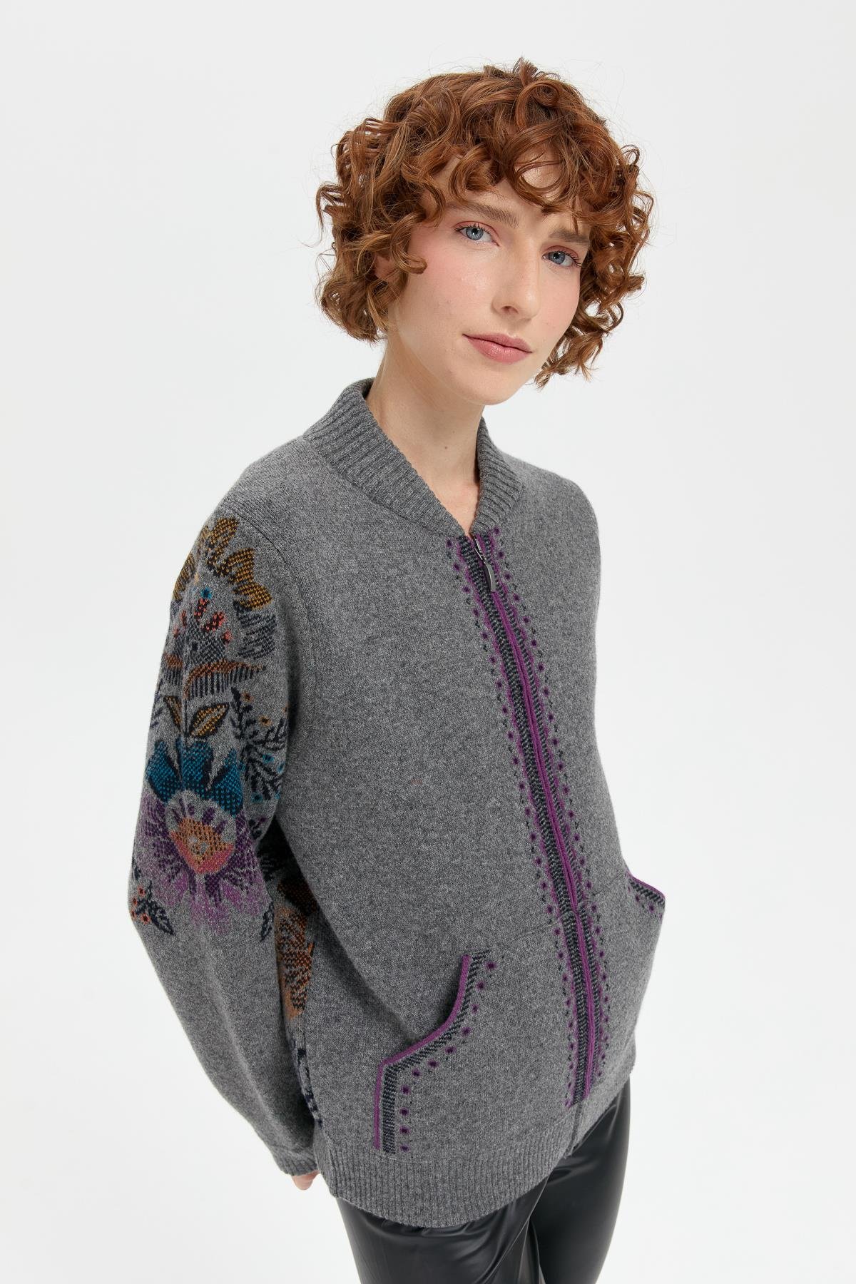 24049Kadın Hakim Yaka Arkası ve Kolu Çiçek Desenli Yün Ceket Füme