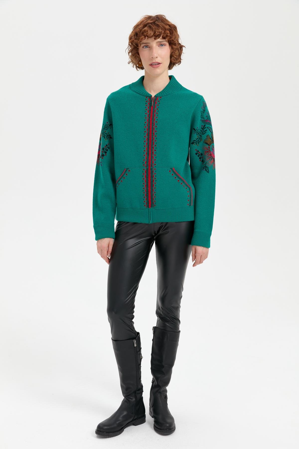 24049Kadın Hakim Yaka Arkası ve Kolu Çiçek Desenli Yün Ceket A.Ö.Başı