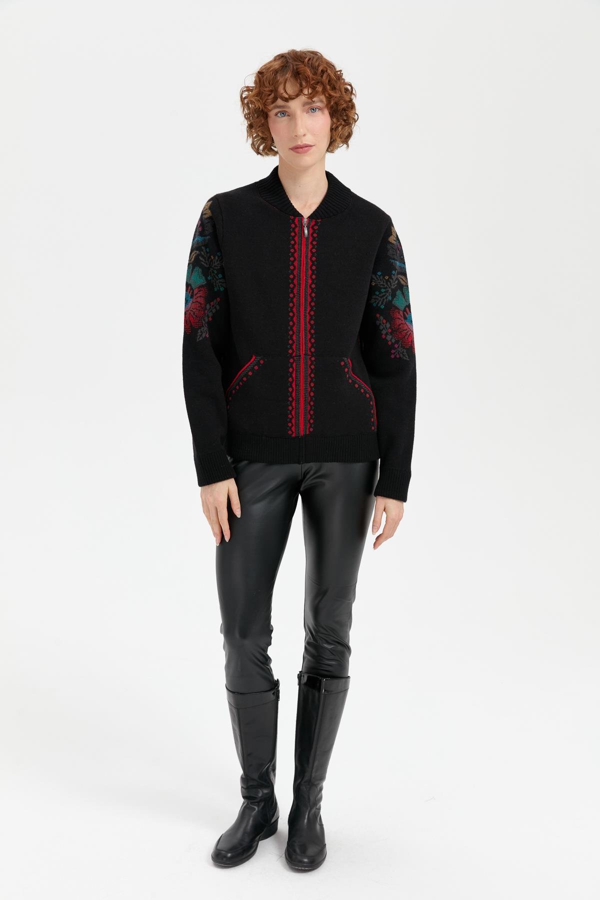 24049Kadın Hakim Yaka Arkası ve Kolu Çiçek Desenli Yün Ceket Siyah