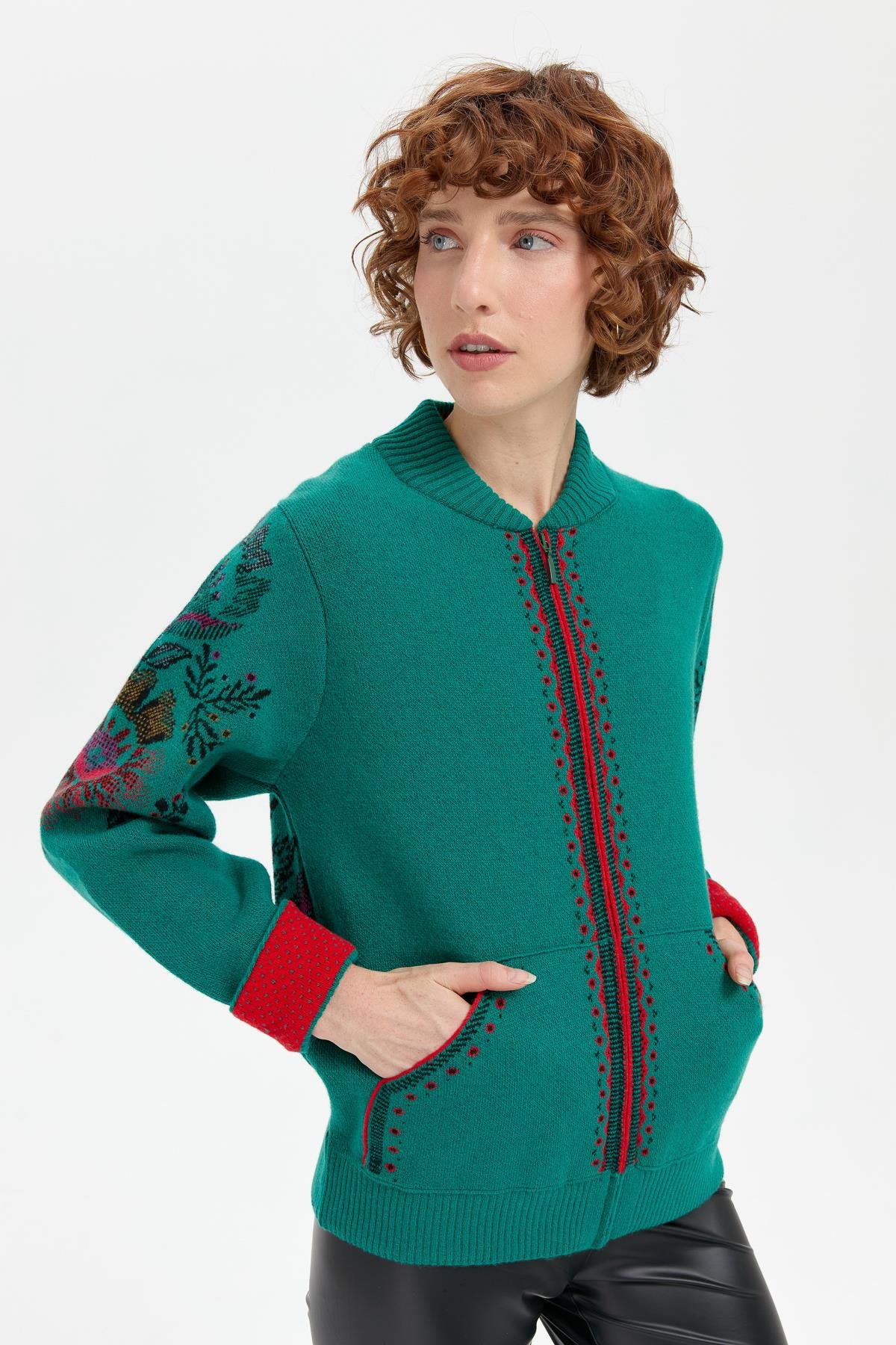 24049Kadın Hakim Yaka Arkası ve Kolu Çiçek Desenli Yün Ceket A.Ö.Başı