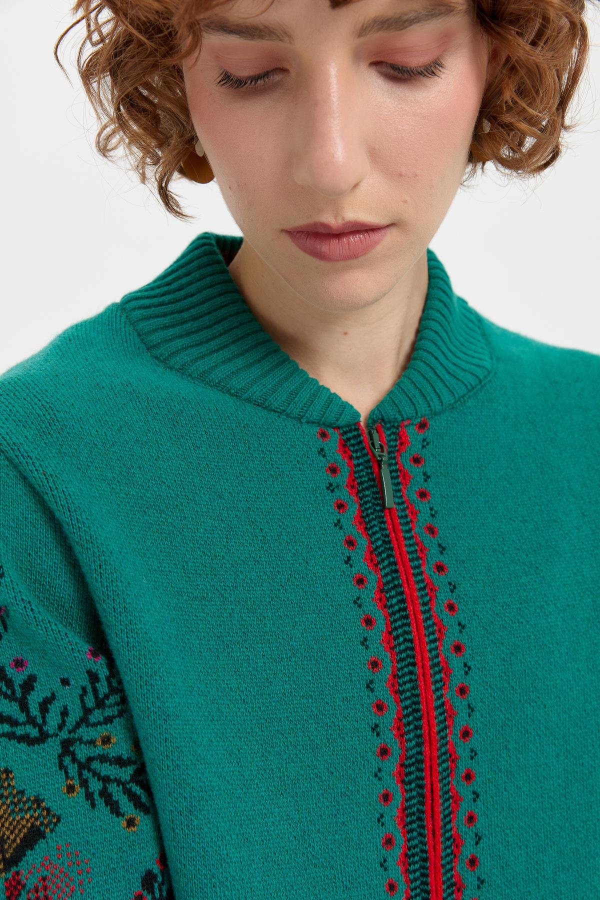 24049Kadın Hakim Yaka Arkası ve Kolu Çiçek Desenli Yün Ceket A.Ö.Başı