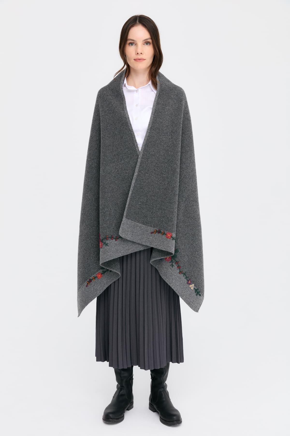 24053Kadın İki Kenarı Çiçek İşlemeli Yün Şal Füme