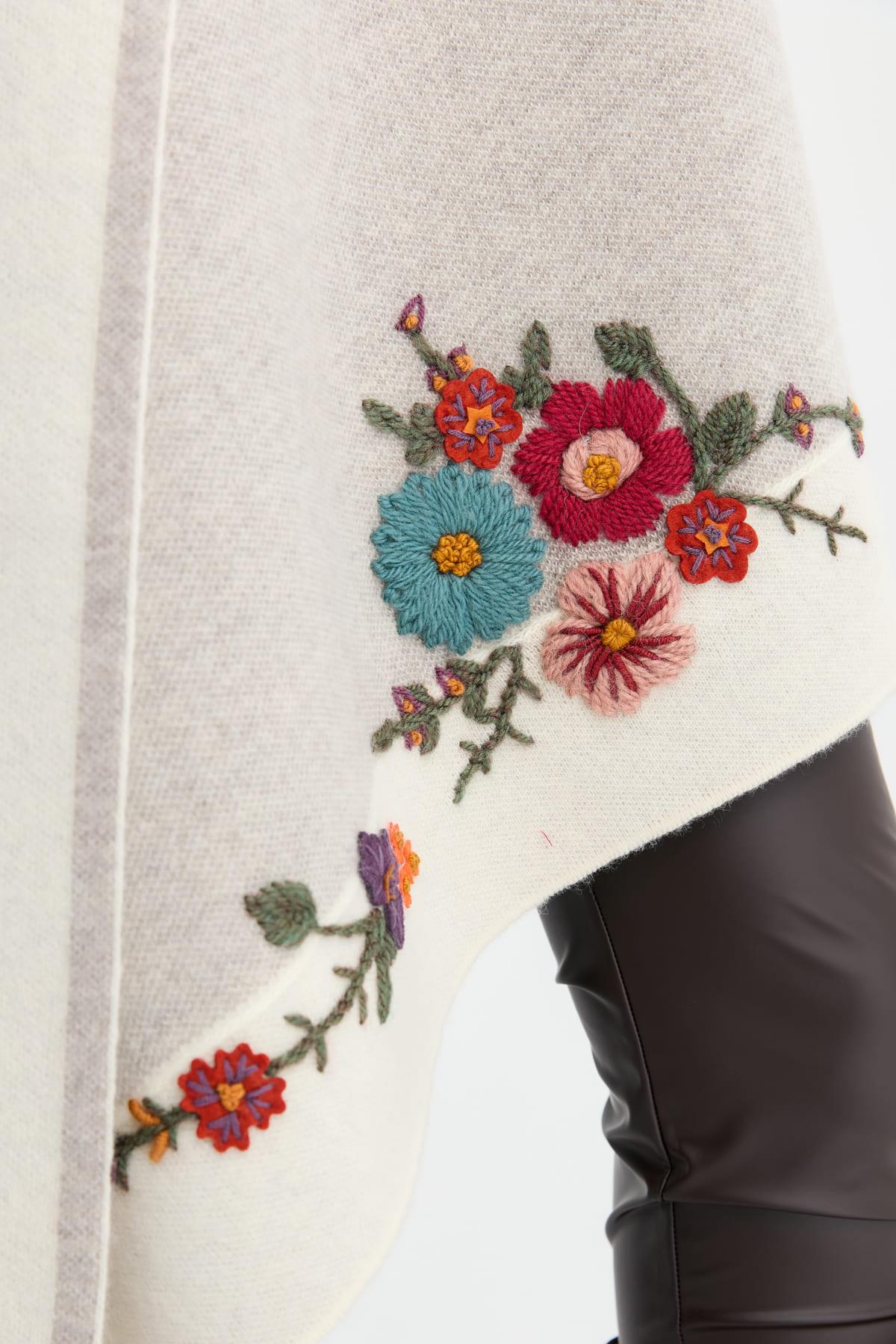 24053Kadın İki Kenarı Çiçek İşlemeli Yün Şal Kemik