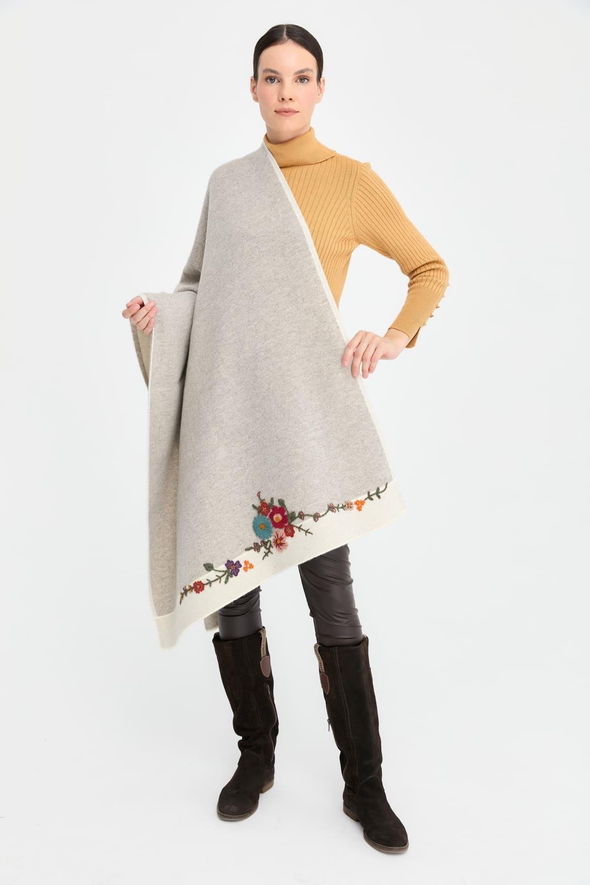 24053Kadın İki Kenarı Çiçek İşlemeli Yün Şal Kemik
