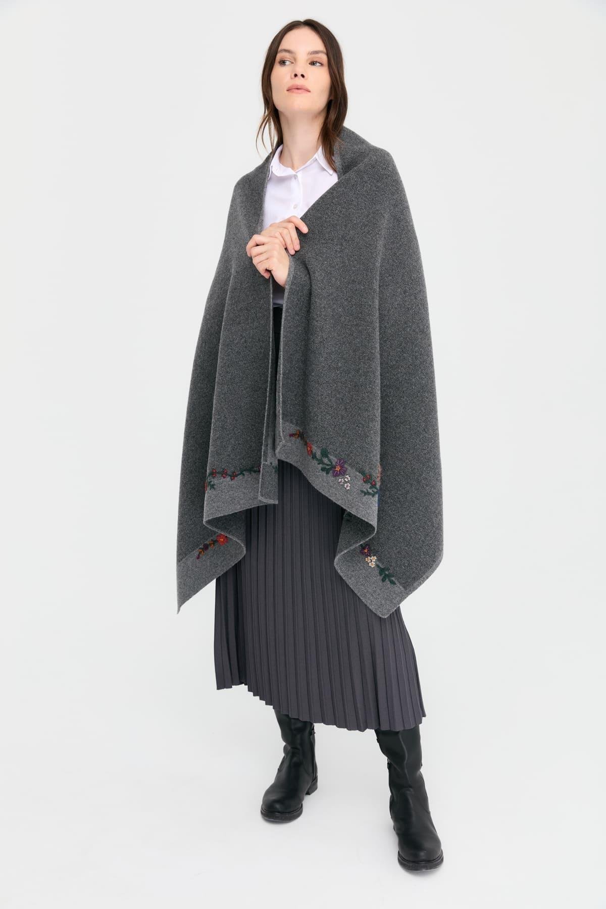 24053Kadın İki Kenarı Çiçek İşlemeli Yün Şal Füme