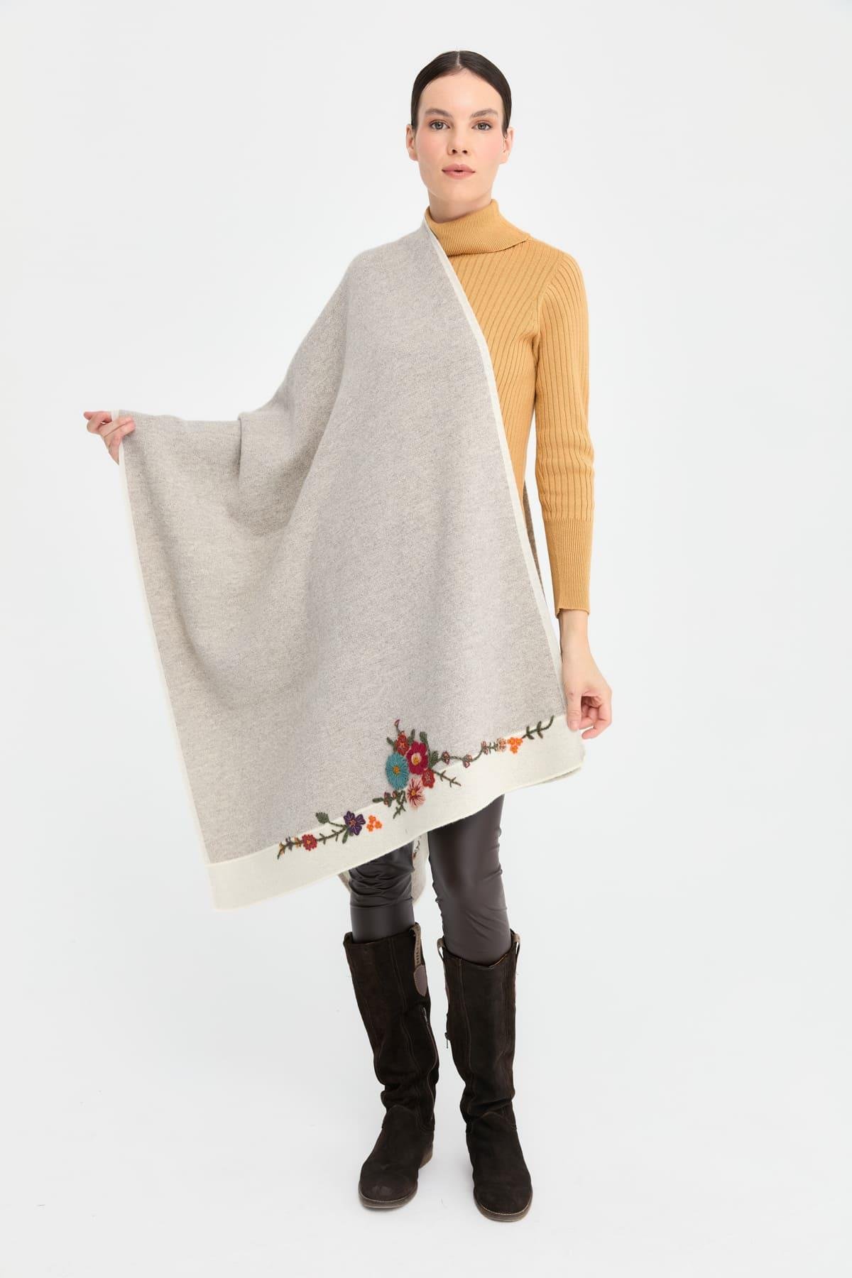 24053Kadın İki Kenarı Çiçek İşlemeli Yün Şal Kemik