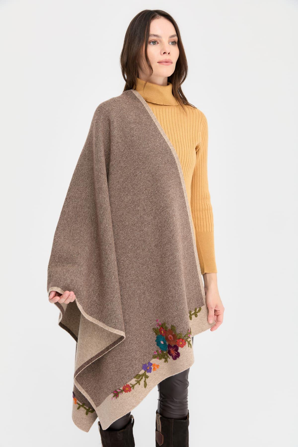 24053Kadın İki Kenarı Çiçek İşlemeli Yün Şal K.Bej
